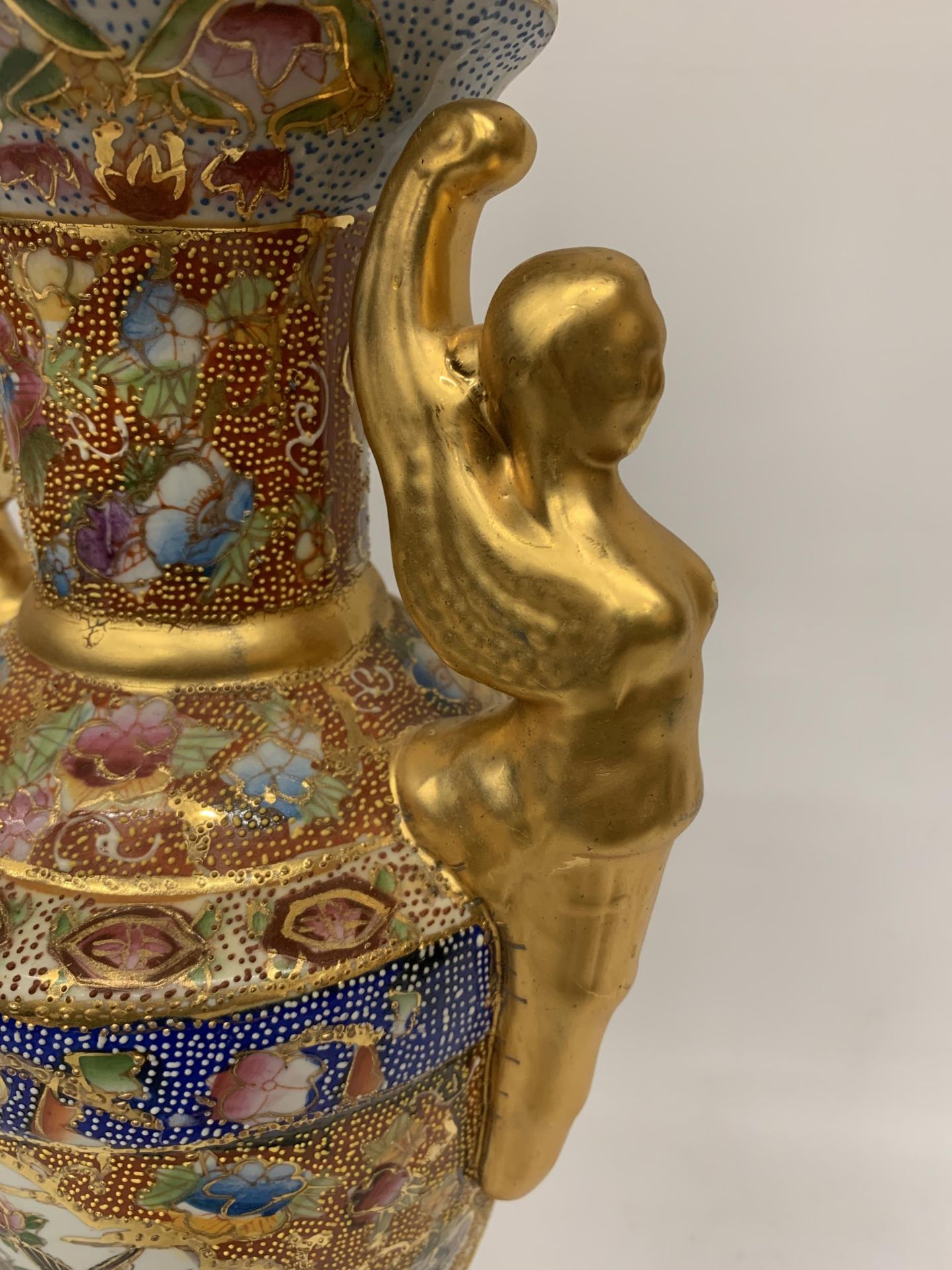 A LARGE DECORATIVE HAND PAINTED JAPANESE TWIN HANDLED LIDDED VASE, HEIGHT 56CM - Image 4 of 8