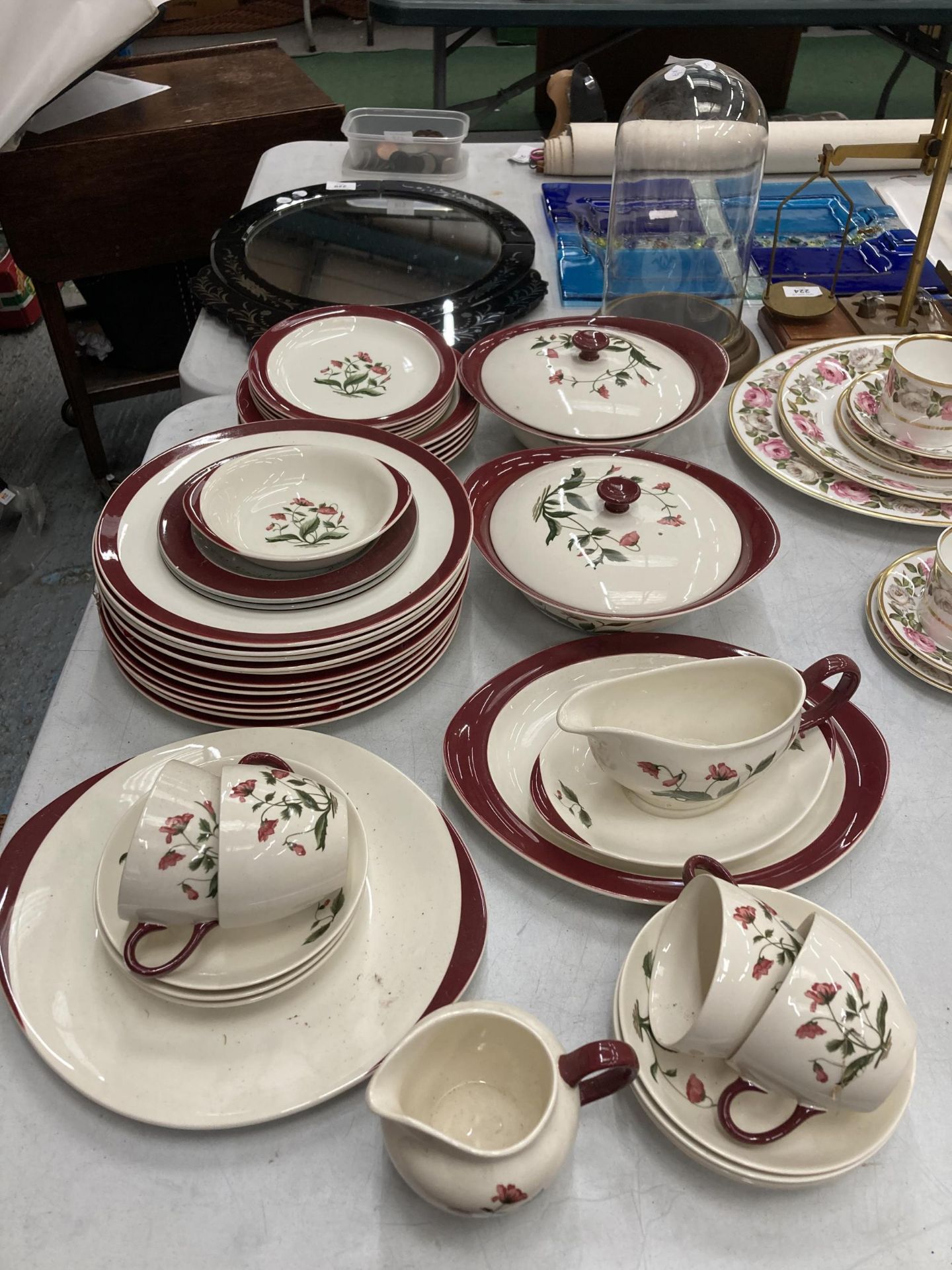 A QUANTITY OF WEDGWOOD 'MAYFIELD' DINNER WARE TO INCLUDE VARIOUS SIZES OF PLATES, SERVING TUREENS,