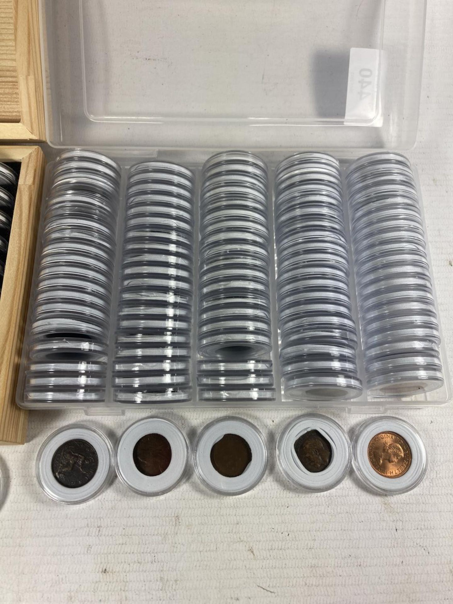 A CASED COLLECTION OF 100 FARTHINGS PLUS EMPTY STORAGE CASE . OVER 20 ARE VICTORIAN , ALL - Image 2 of 5