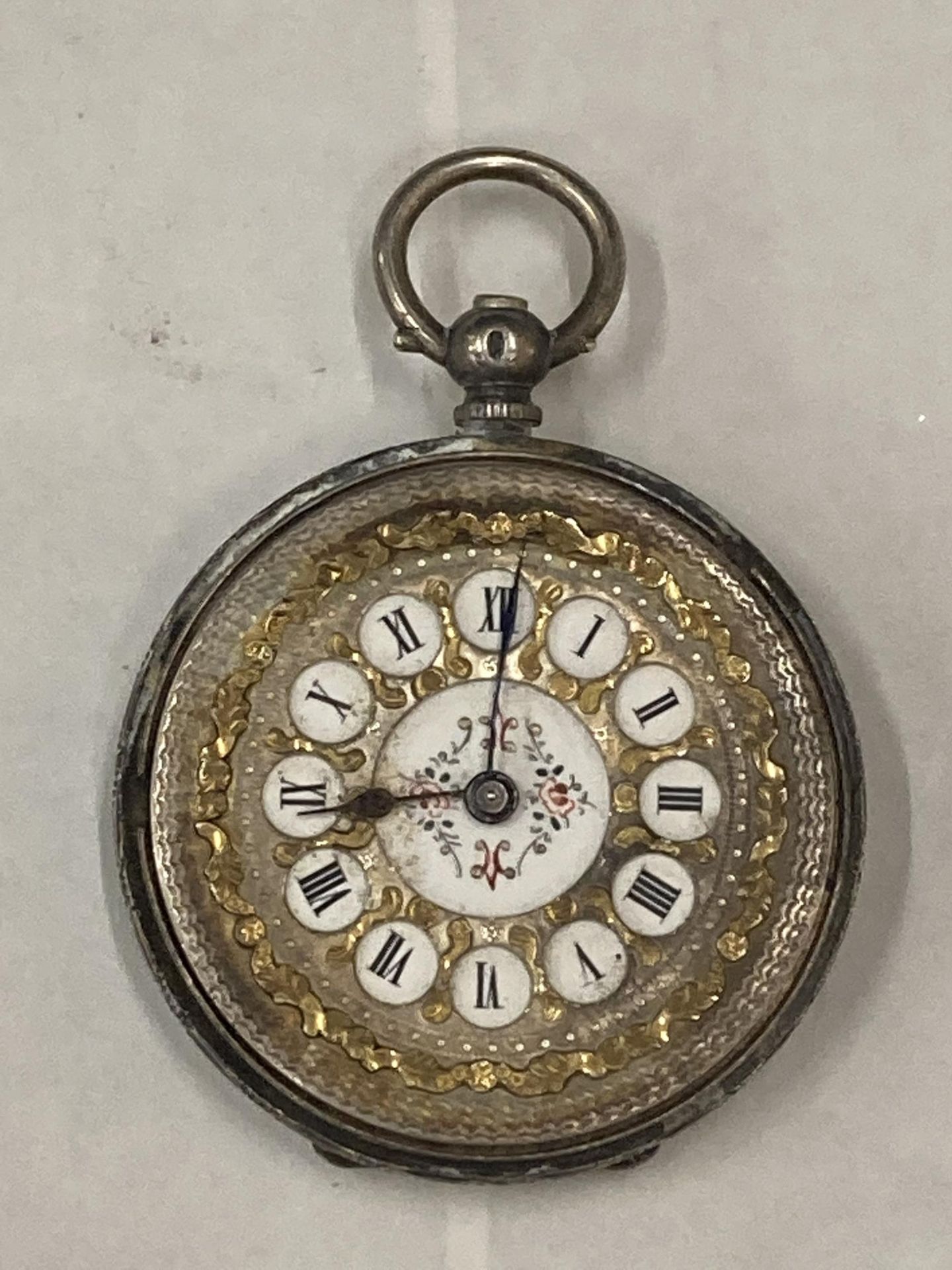 A DECORATIVE SILVER LADIES POCKET WATCH (MISSING GLASS)