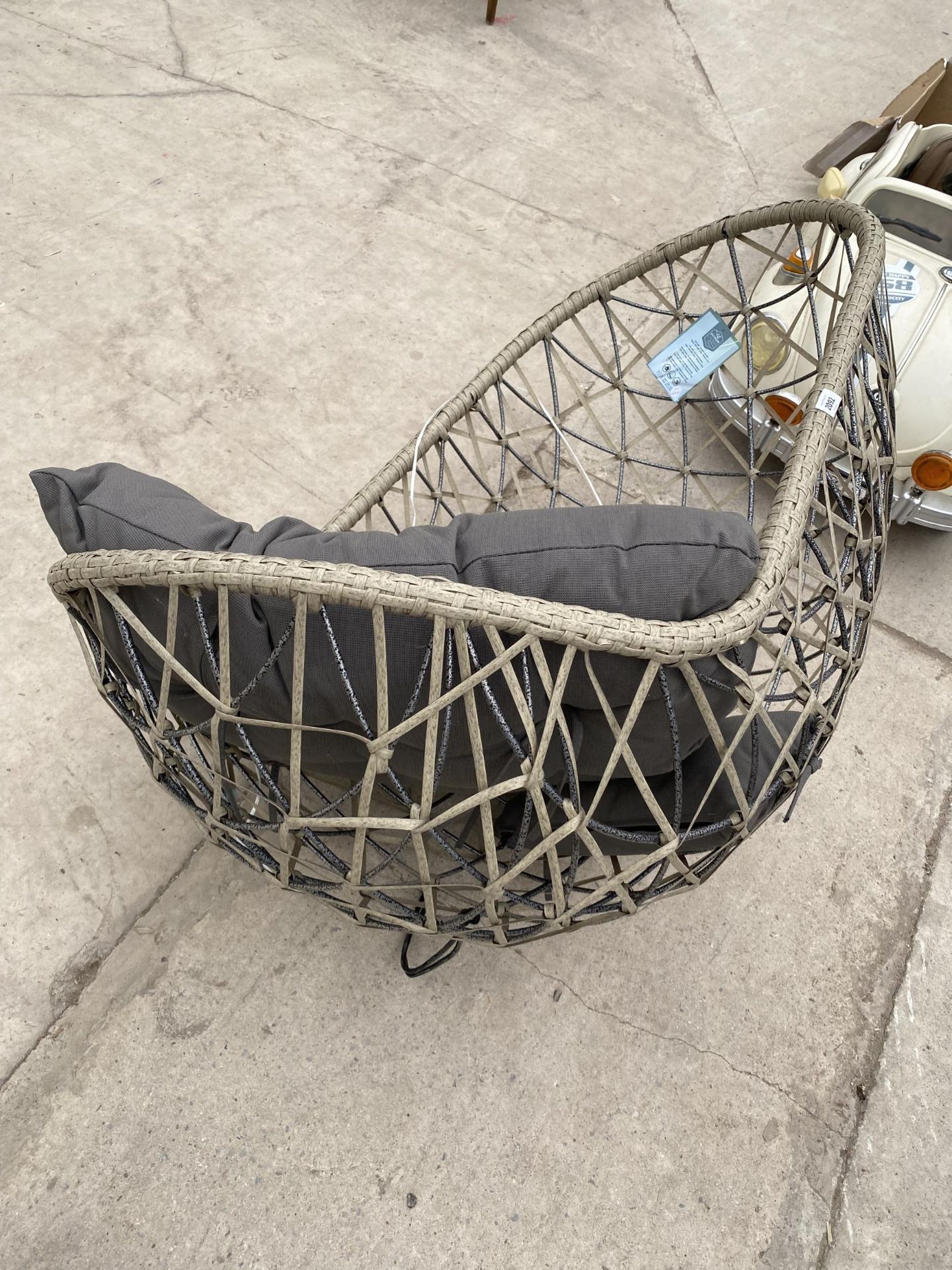 AN OUTDOOR LIVING EGG CHAIR (NO FRAME) - Image 2 of 3
