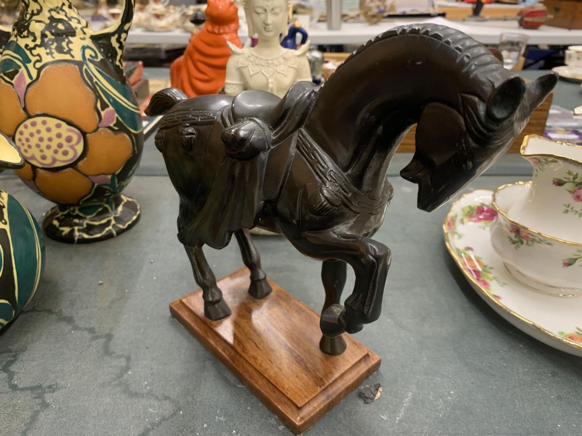 A QUANTITY OF ORIENTAL STYLE ITEMS TO INCLUDE JEWELLERY BOXES, A STONE HORSE ON A WOODEN PLINTH - Image 4 of 5