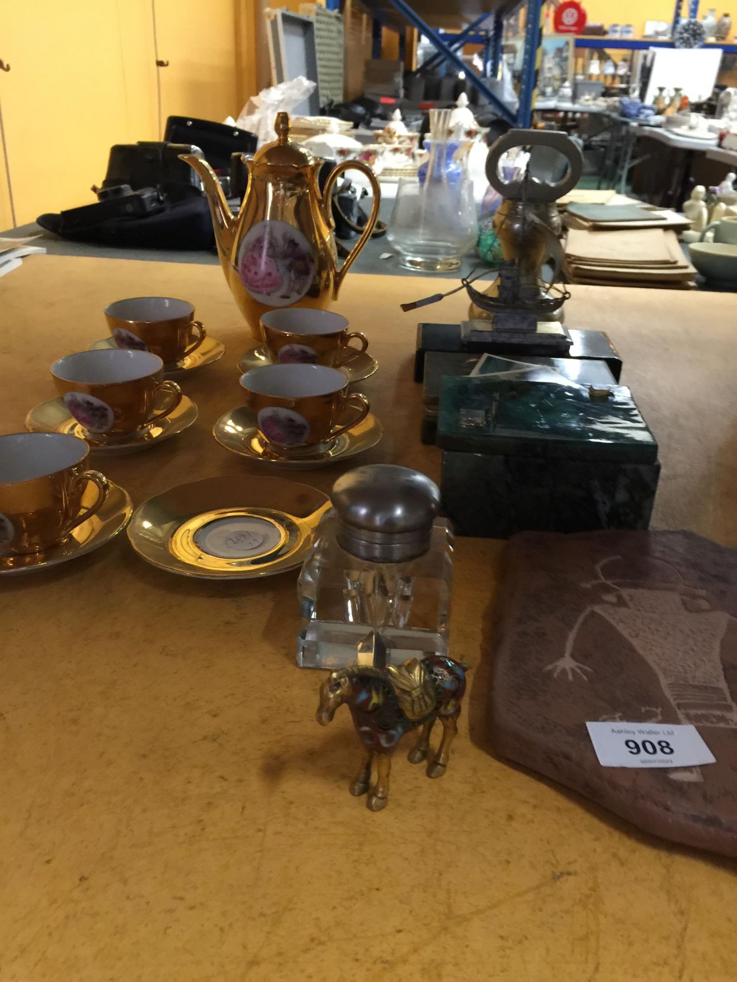 A MIXED LOT TO INCLUDE A GOLD COLOURED COFFEE POT WITH CUPS AND SAUCERS, AN INKWELL, SHIP MMODEL, - Image 5 of 5