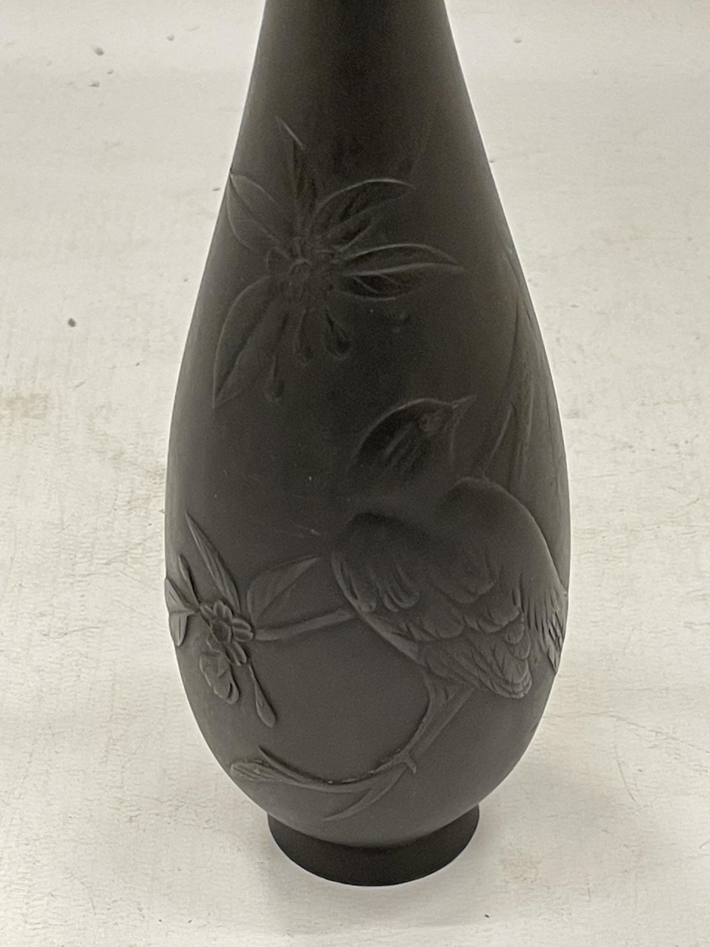 A TALL BRONZE ORIENTAL BOTTLE VASE WITH BIRD DESIGN, HEIGHT 29CM, (HOLLOW BASE) - Image 2 of 4