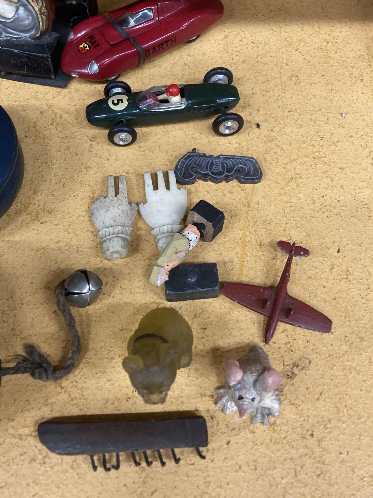 A MIXED GROUP OF ITEMS TO INCLUDE SAMURAI FIGURE, DOMINOES ETC - Bild 2 aus 8