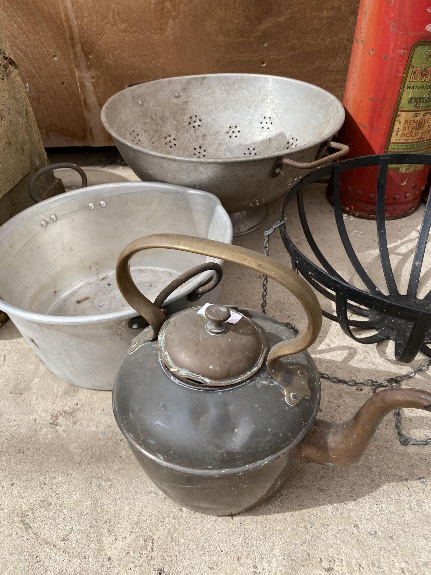 AN ASSORTMENT OF ITEMS TO INCLUDE A COPPER KETTLE, HANGING BASKET AND A JAM PAN ETC - Image 2 of 3