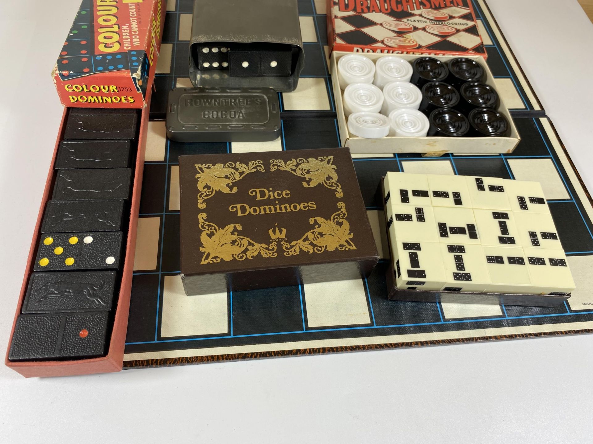 A MIXED GAMES LOT TO INCLUDE BOXED DRAUGHTMEN SET, DICE DOMINOES, ROWNTREES COCOA TIN ETC - Image 4 of 4