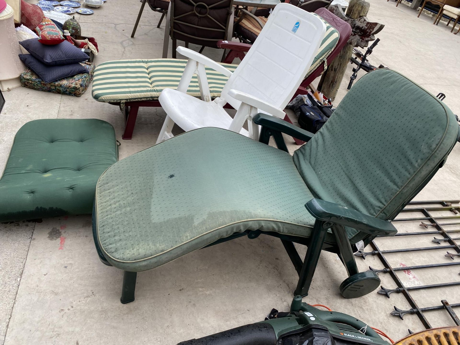 THREE VARIOUS PLASTIC SUN LOUNGERS TWO WITH CUSHIONS - Bild 2 aus 4
