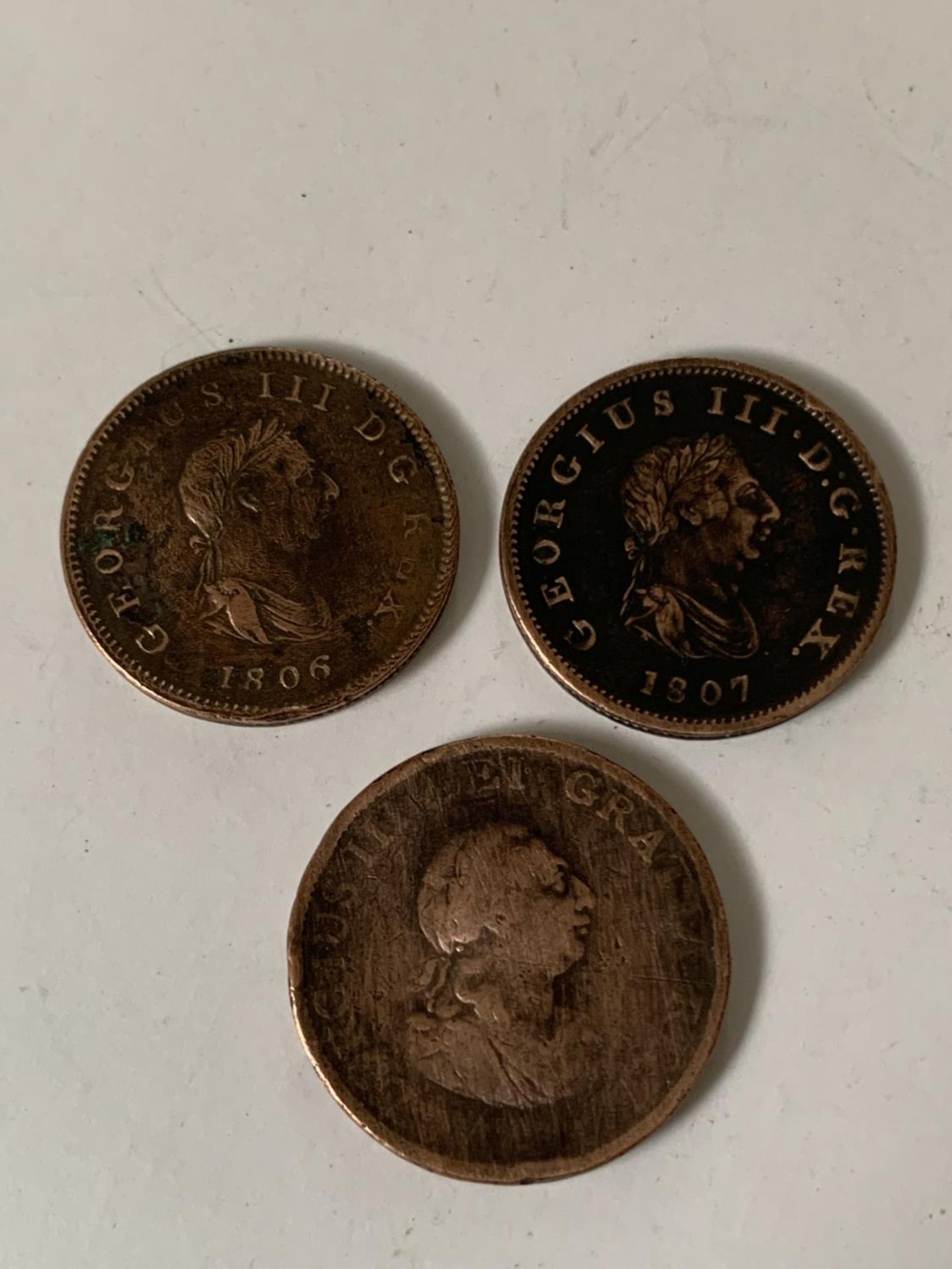 THREE GEORGE III HALFPENNY COINS - 1799, 1806 AND 1807 - Bild 2 aus 2