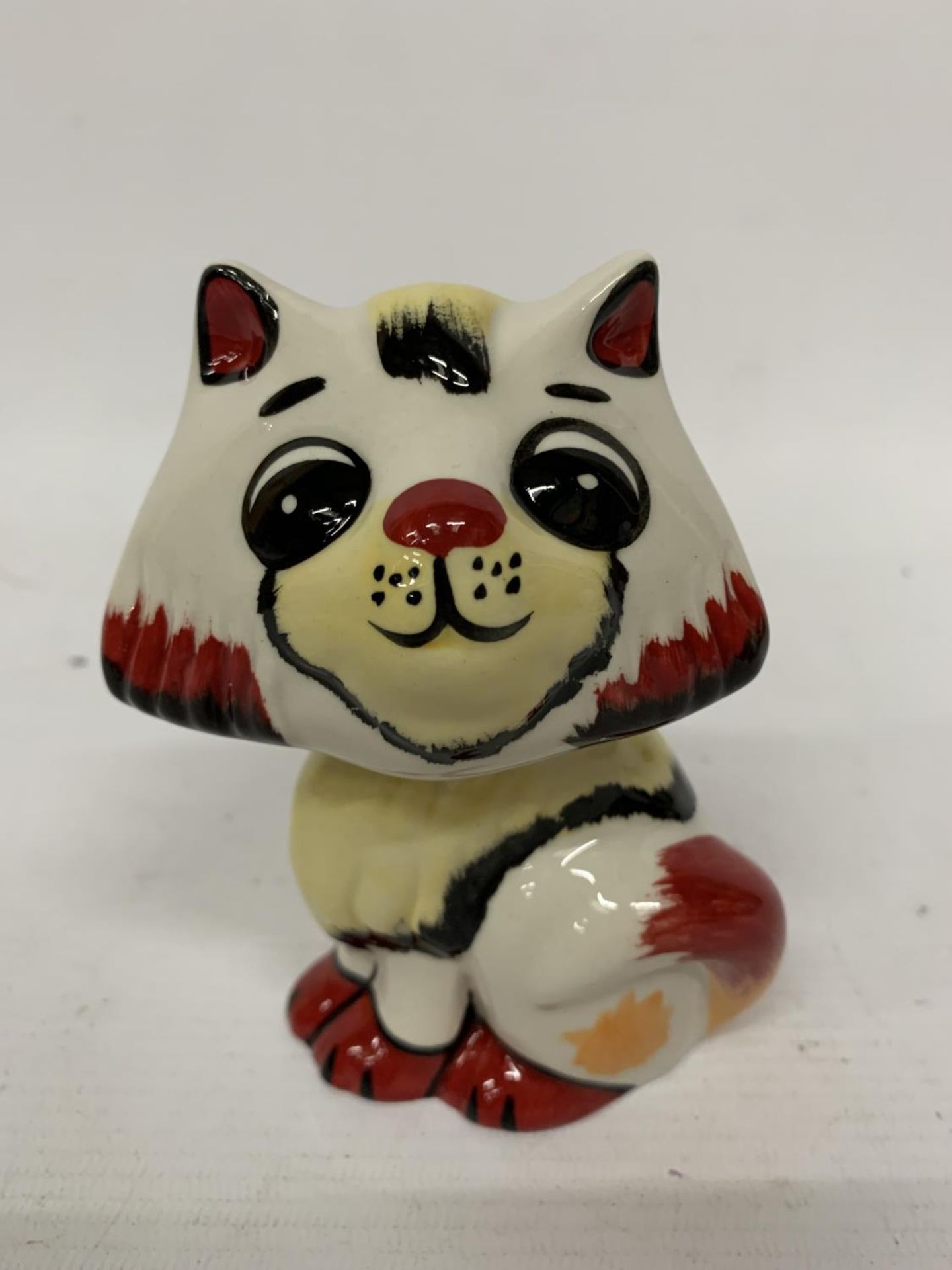 A LORNA BAILEY HAND PAINTED AND SIGNED HONEY CAT