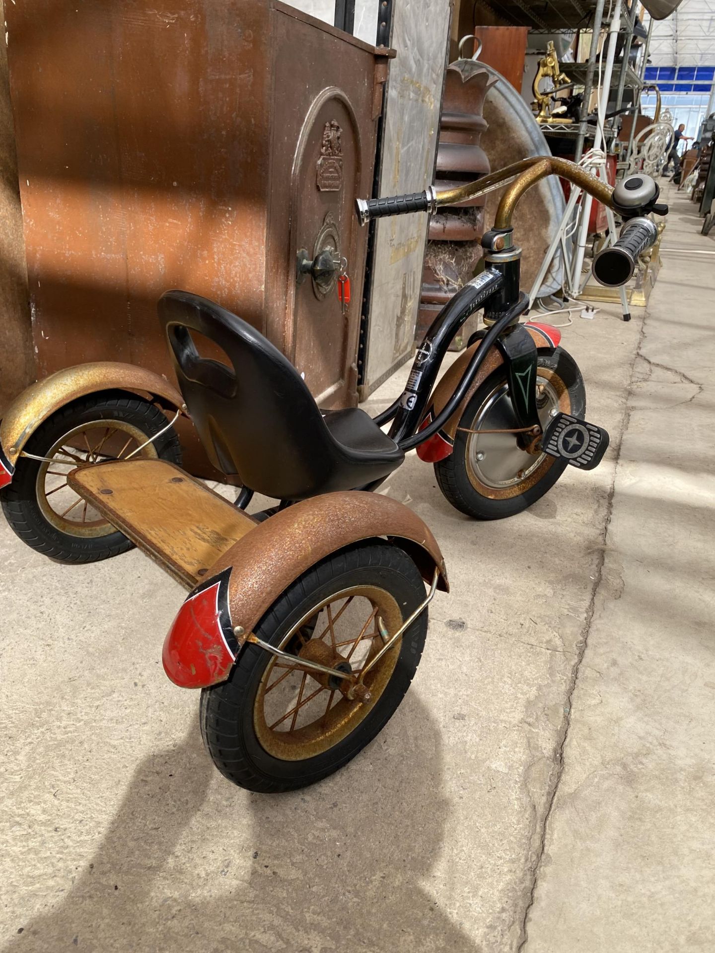 A RETRO SCHWINN CHILDS PEDAL TRICYCLE - Image 2 of 7