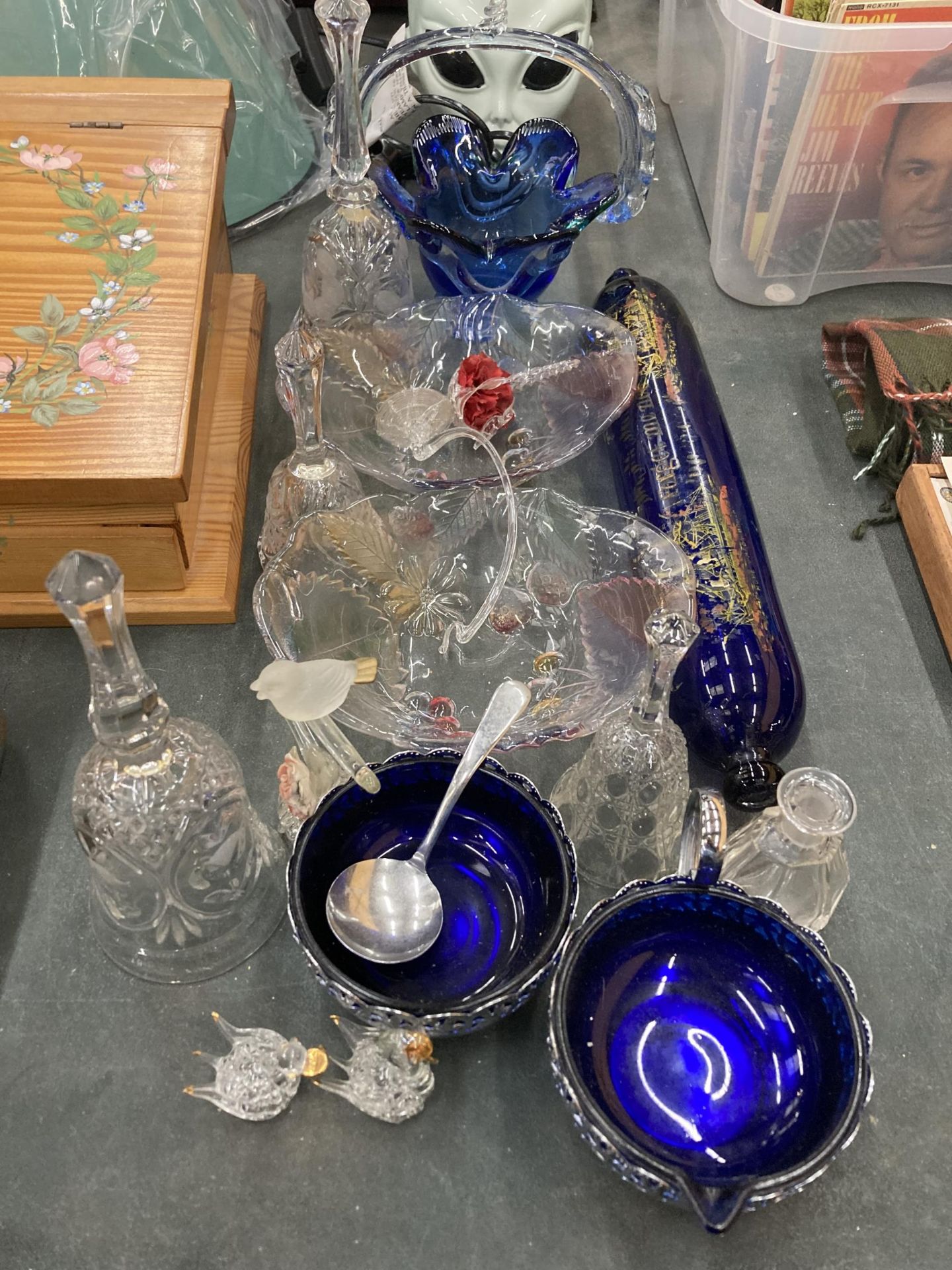 A QUANTITY OF GLASSWARE TO INCLUDE A VINTAGE BRISTOL BLUE COLOURED ROLLING PIN, BELLS, FLORAL BOWLS,