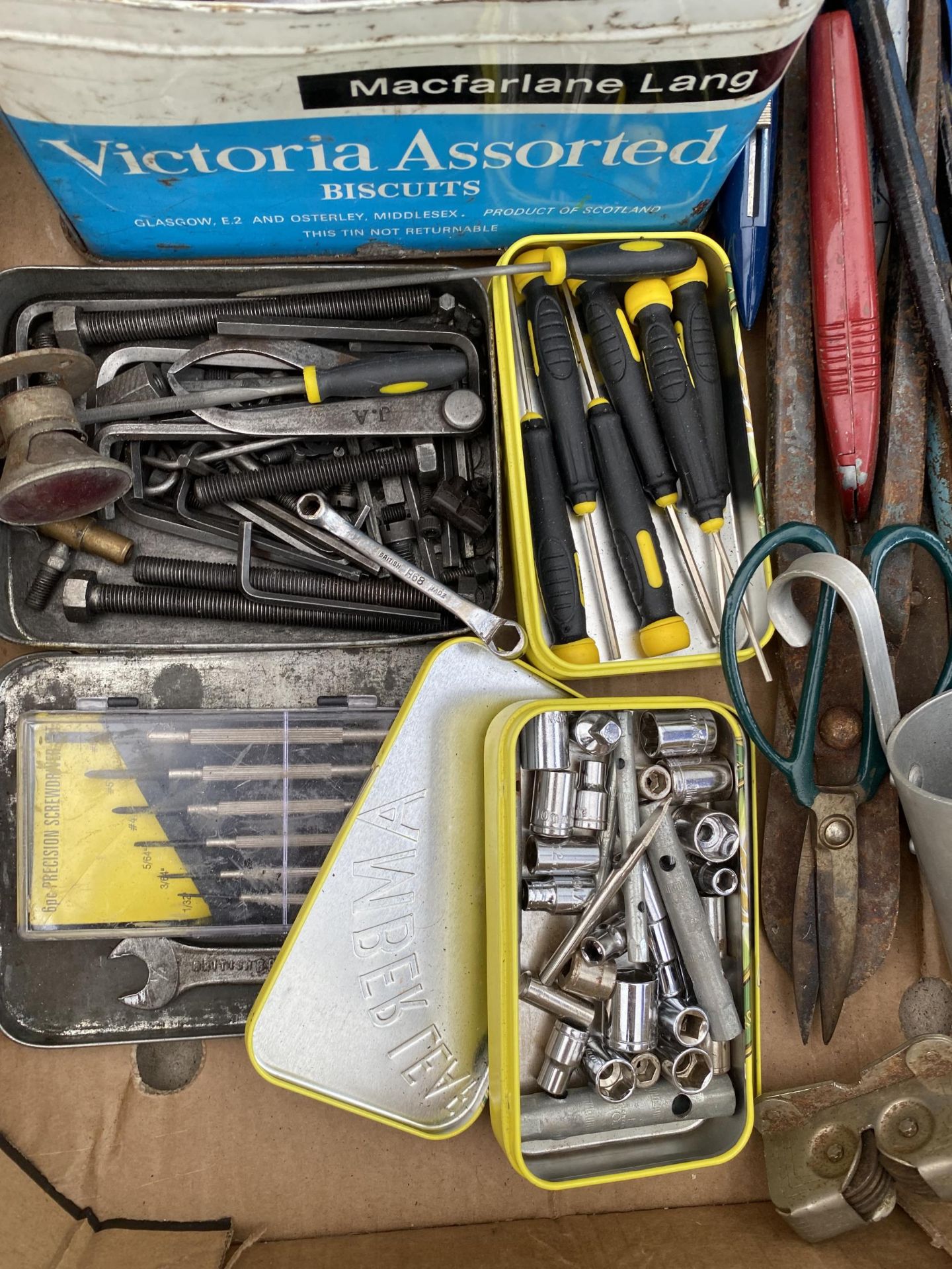 AN ASSORTMENT OF TOOLS TO INCLUDE SOCKETS, SCREW DRIVERS AND ALAN KEYS ETC - Image 2 of 5