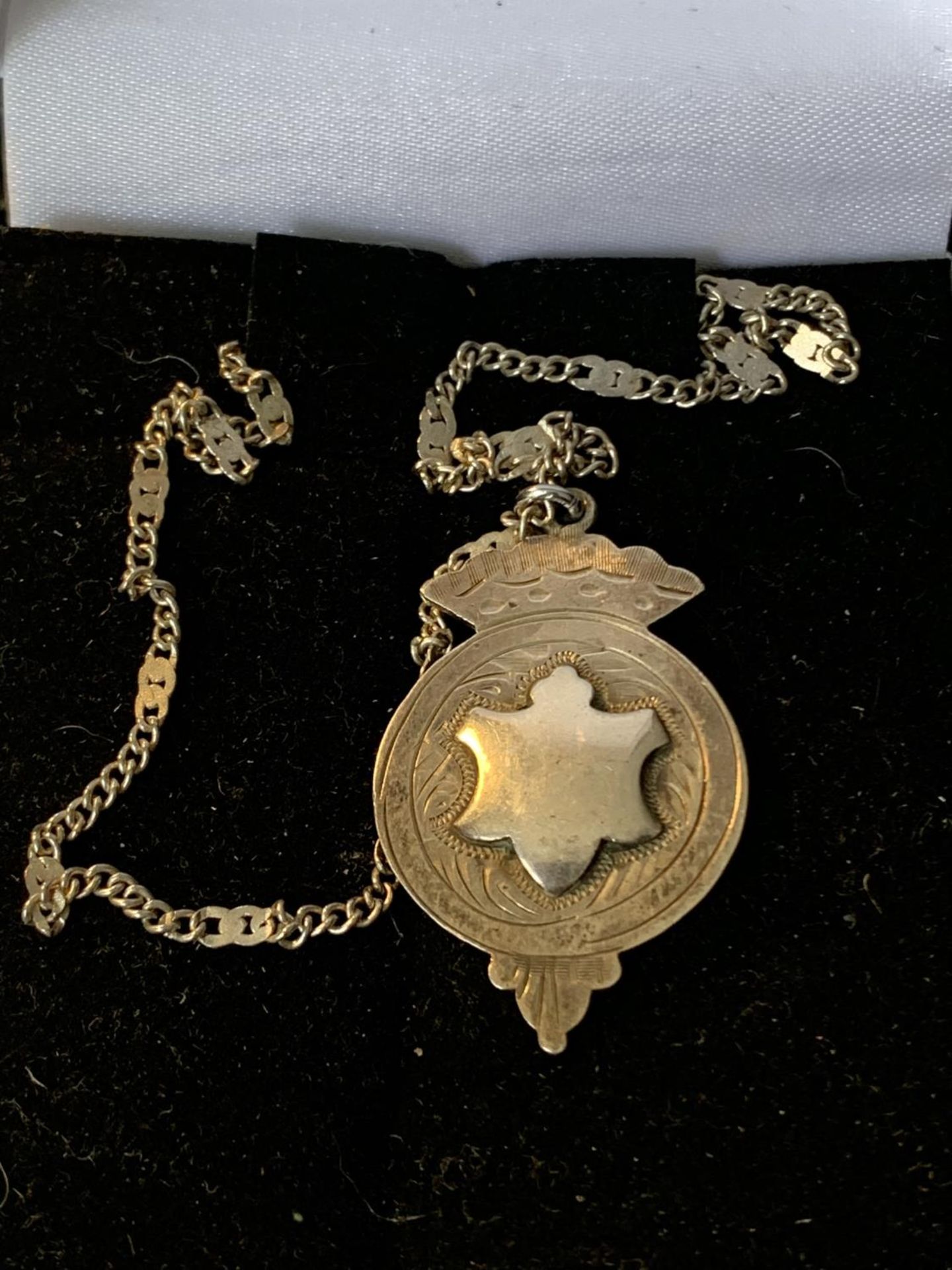 A SILVER NECKLACE WITH FOB IN A PRESENTATION BOX