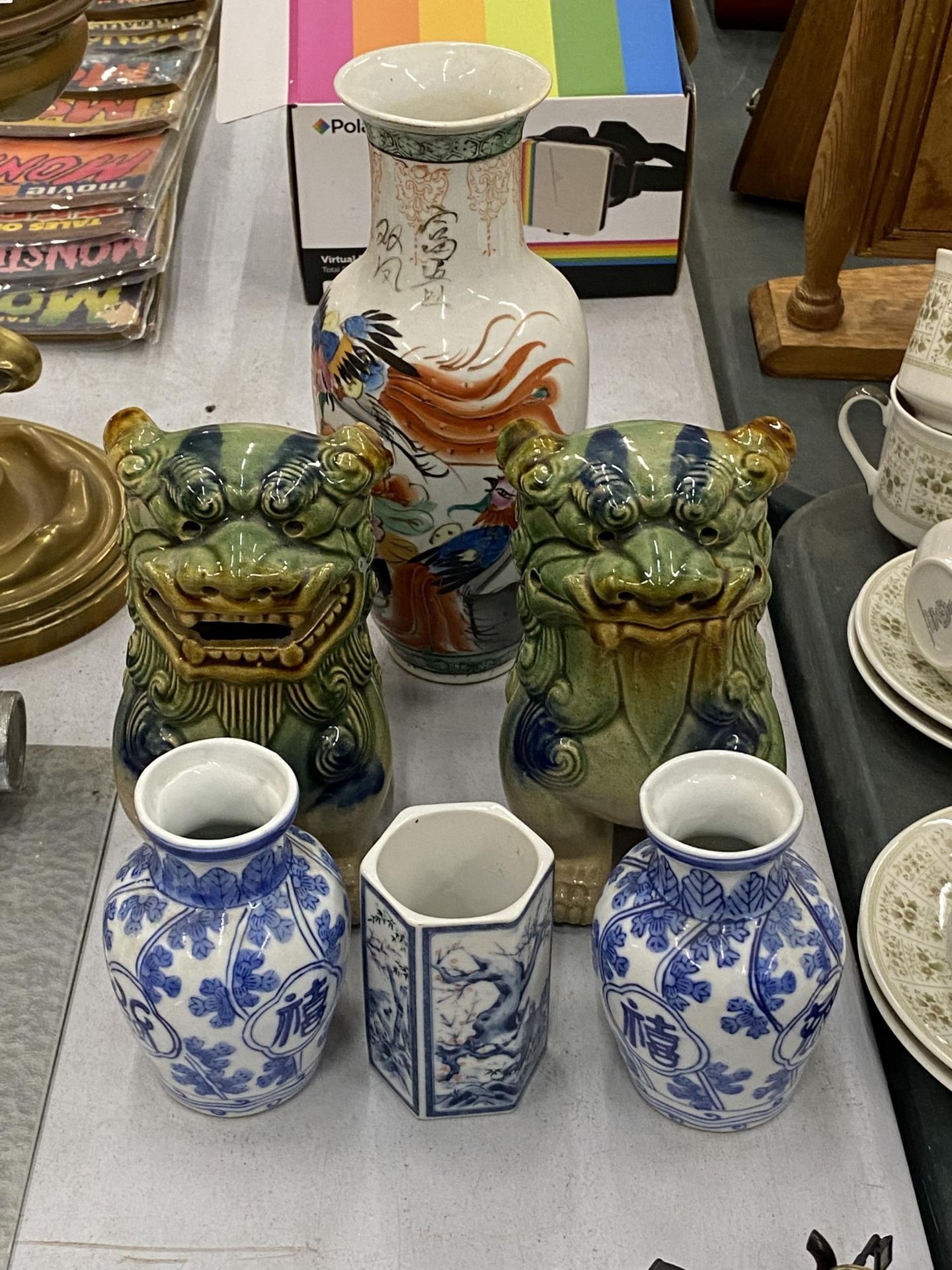 A COLLECTION OF ORIENTAL CERAMICS TO INCLUDE A PAIR OF FOO DOGS, A PAIR OF SMALL VASES, A