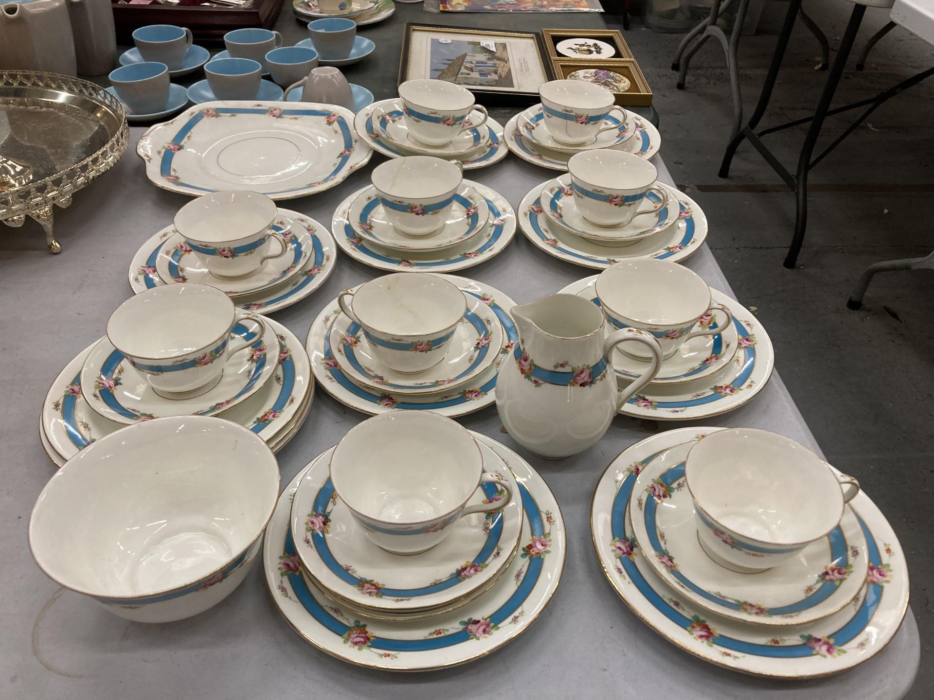 A LARGE QUANTITY OF VINTAGE CROWN STAFFORDSHIRE CHINA CUPS, SAUCERS, SIDE PLATES, A CREAM JUG, SUGAR