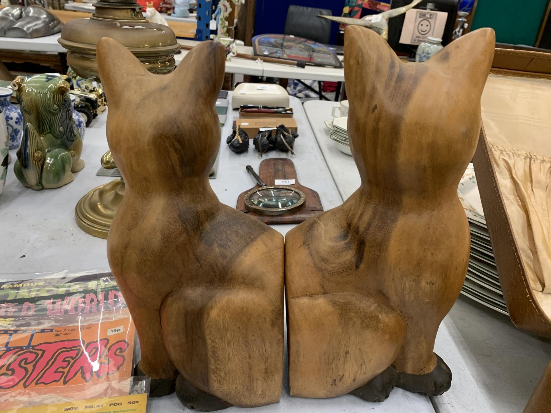 A PAIR OF WOODEN CAT BOOK-ENDS HEIGHT 31CM - Image 2 of 2