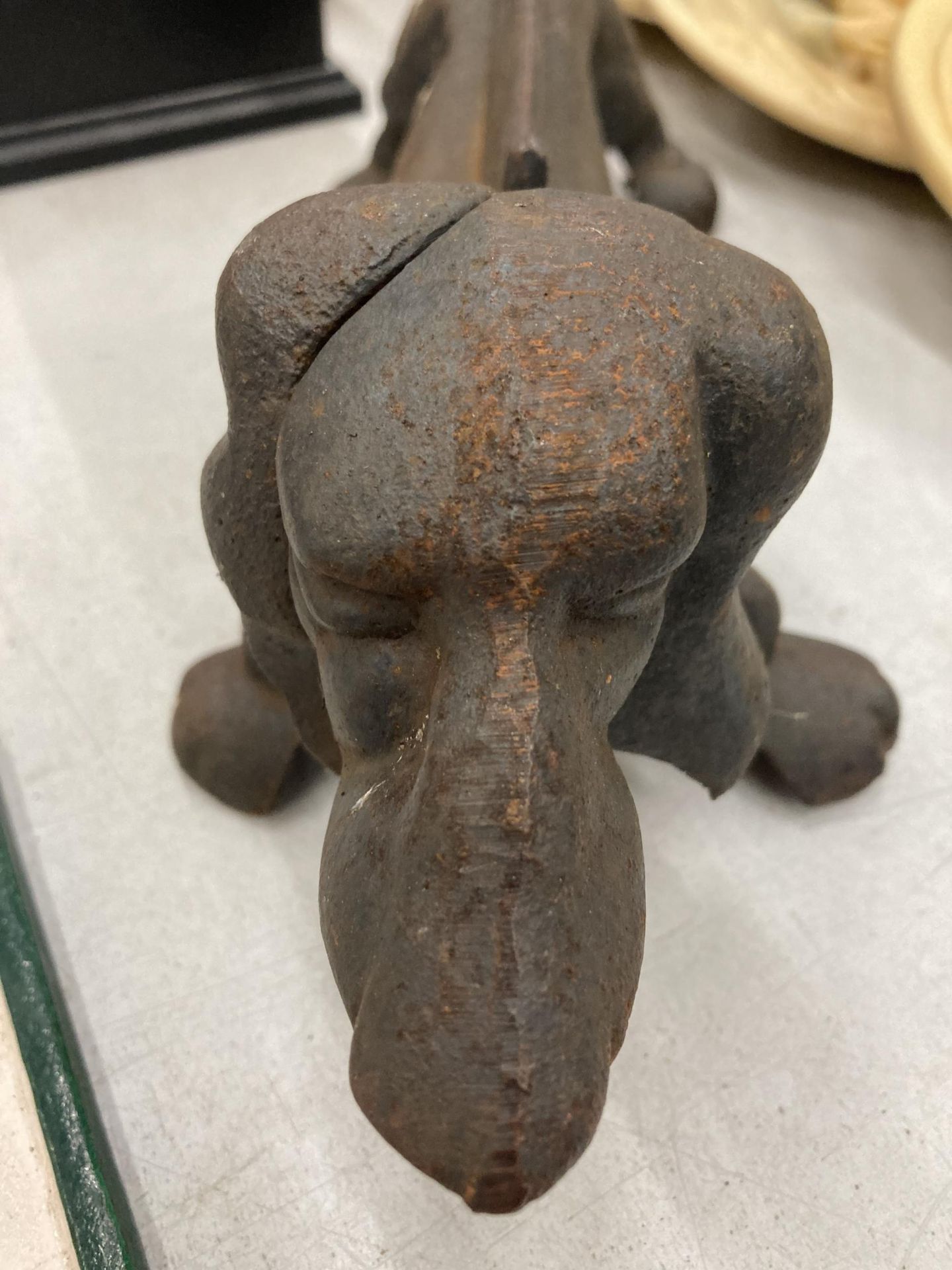 A HEAVY VINTAGE CAST BOOT SCRAPER/DOORSTOP IN THE SHAPE OF A DASCHUND DOG, LENGTH 35CM - Image 3 of 4