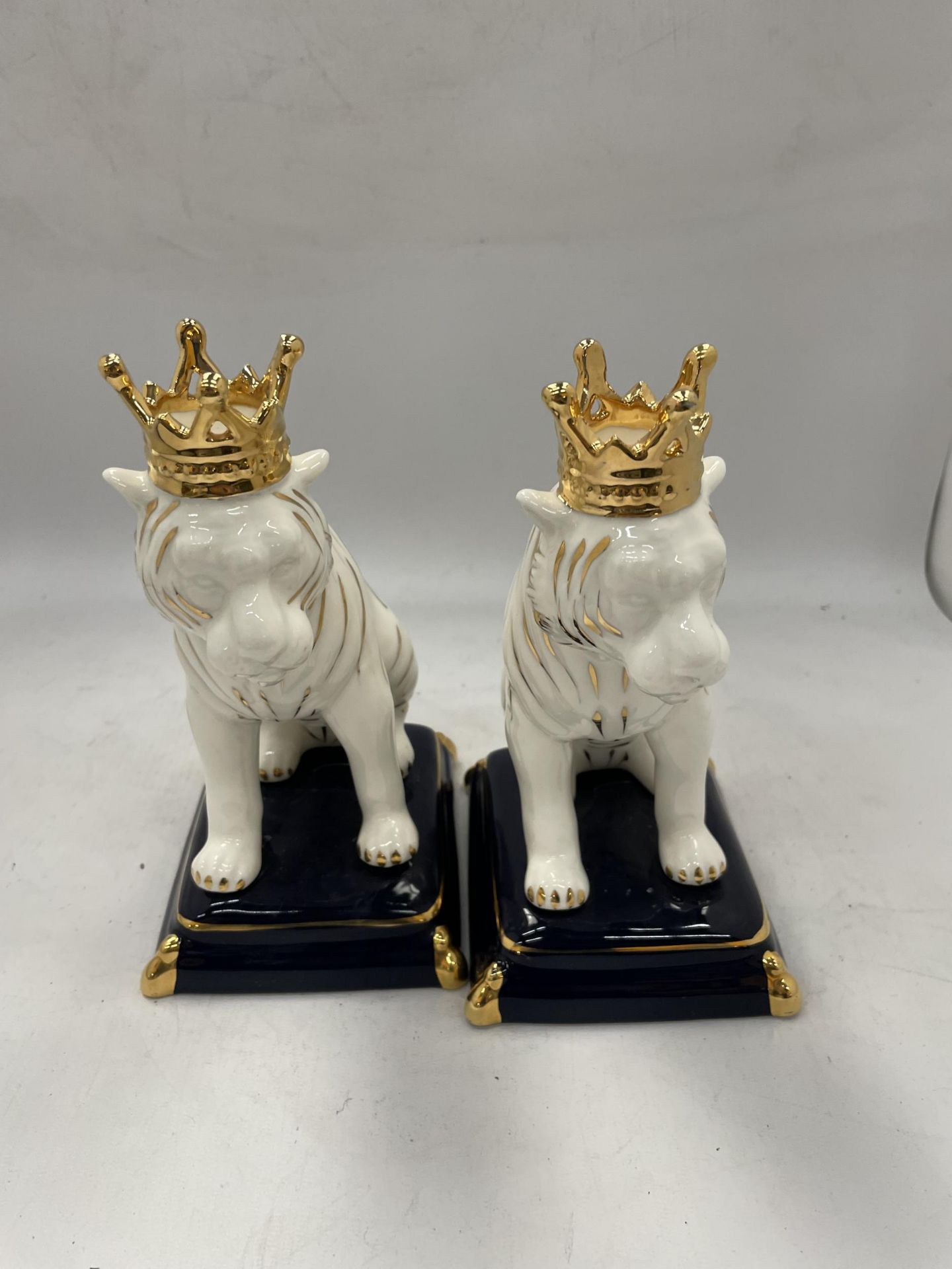 A PAIR OF GILT POTTERY LION FIGURES - Image 3 of 3