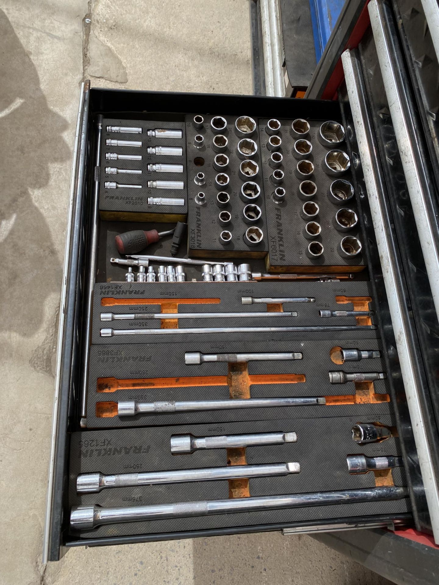 A SEVEN DRAWER MECHANICS TOOL CHEST CONTAINING A LARGE ASSORTMENT OF TOOLS TO INCLUDE SOCKETS, - Bild 6 aus 9