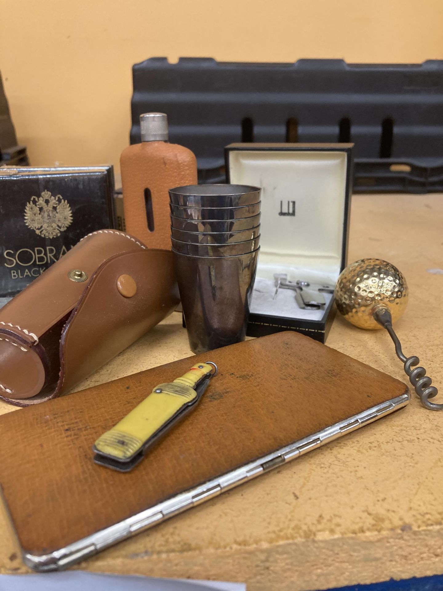 A MIXED GROUP OF ITEMS TO INCLUDE SHOT GLASSES IN LEATHER CASE, CIGARETTE CASES, CUT THROAT CASED - Image 2 of 4