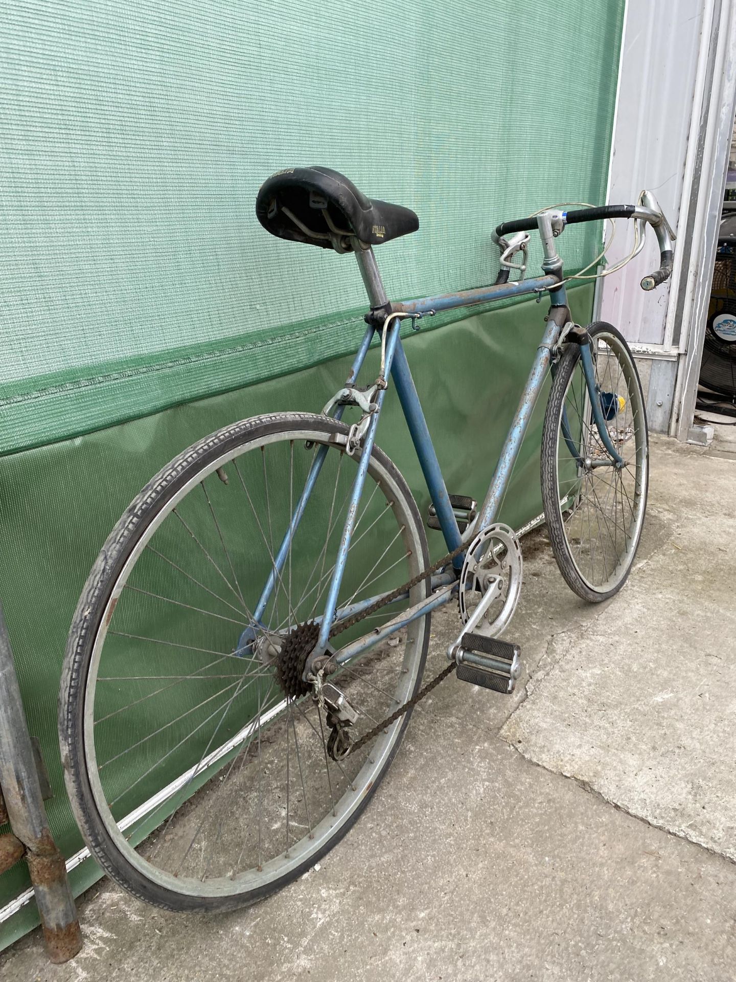 A VINTAGE GENTS ROAD RACING BIKE WITH 5 SPEED GEAR SYSTEM - Image 2 of 3