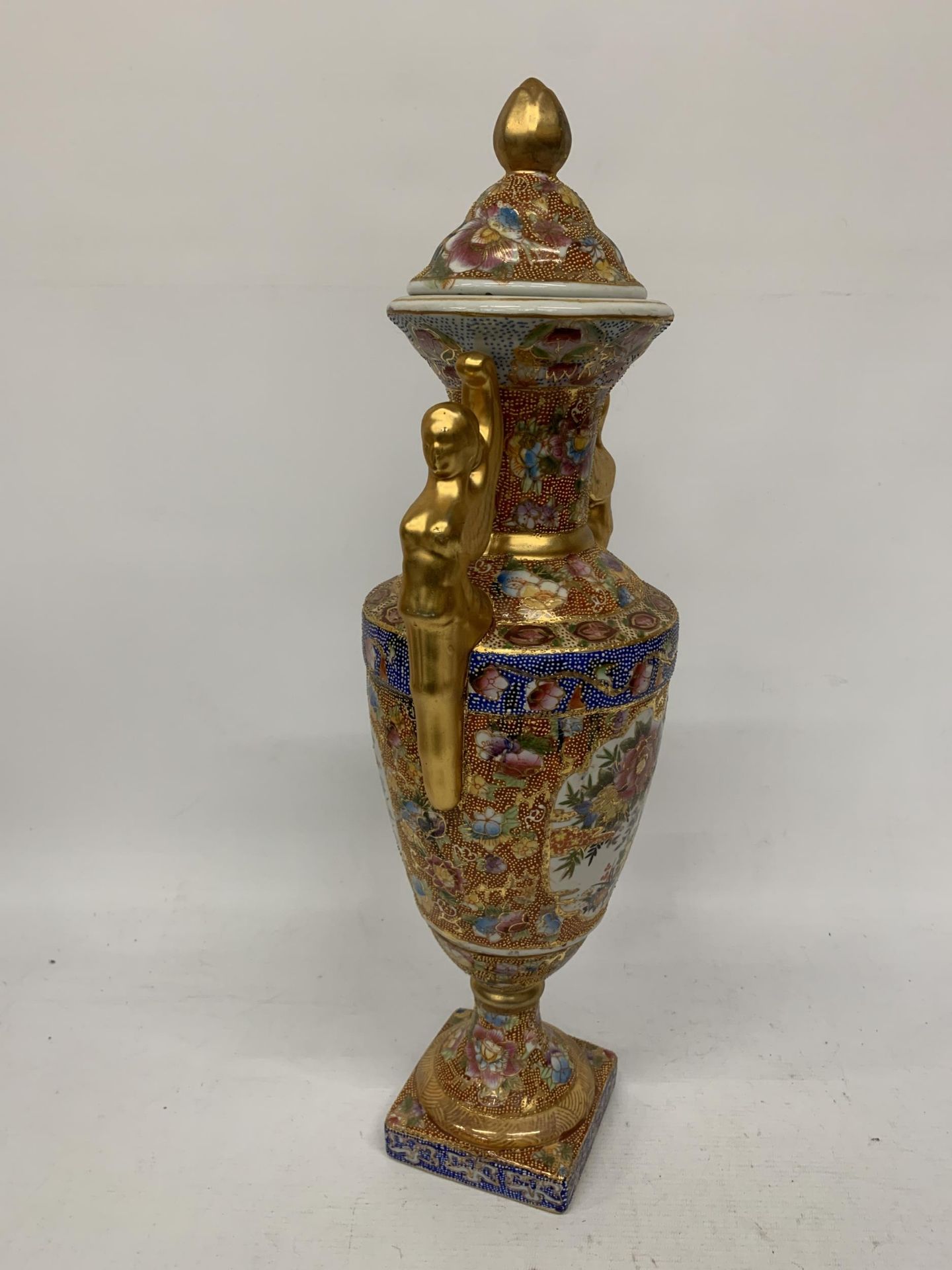 A LARGE DECORATIVE HAND PAINTED JAPANESE TWIN HANDLED LIDDED VASE, HEIGHT 56CM - Image 2 of 8