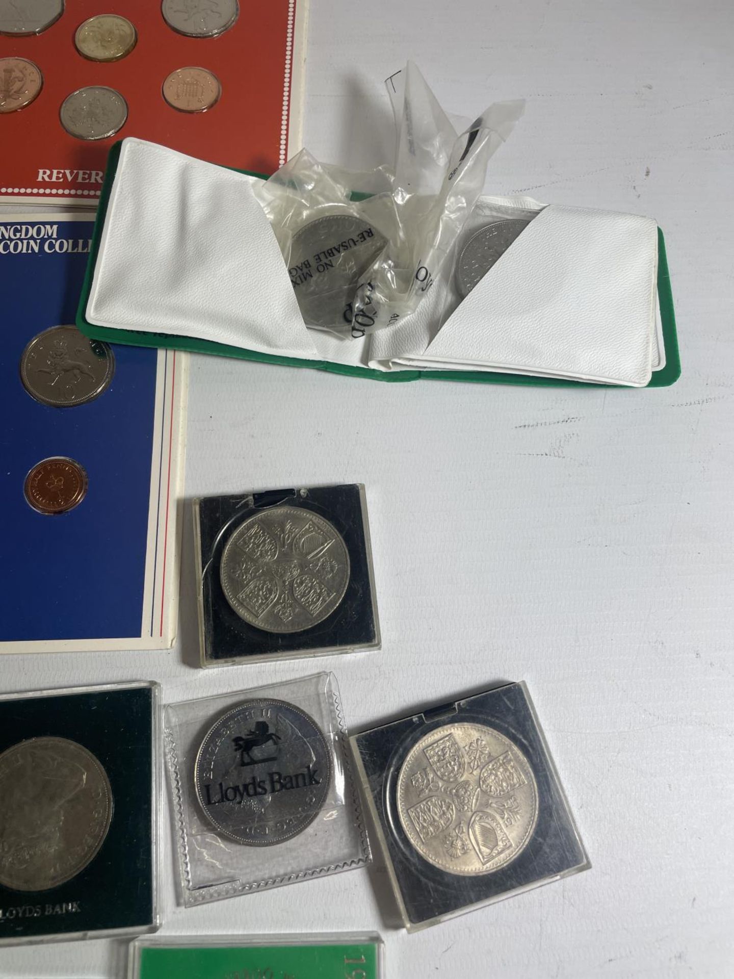 TIN OF MIXED UK COINS , TO INCLUDE 1984 & 1985 YEAR SETS , PLUS A SELECTION OF MODERN CROWNS - Image 5 of 6