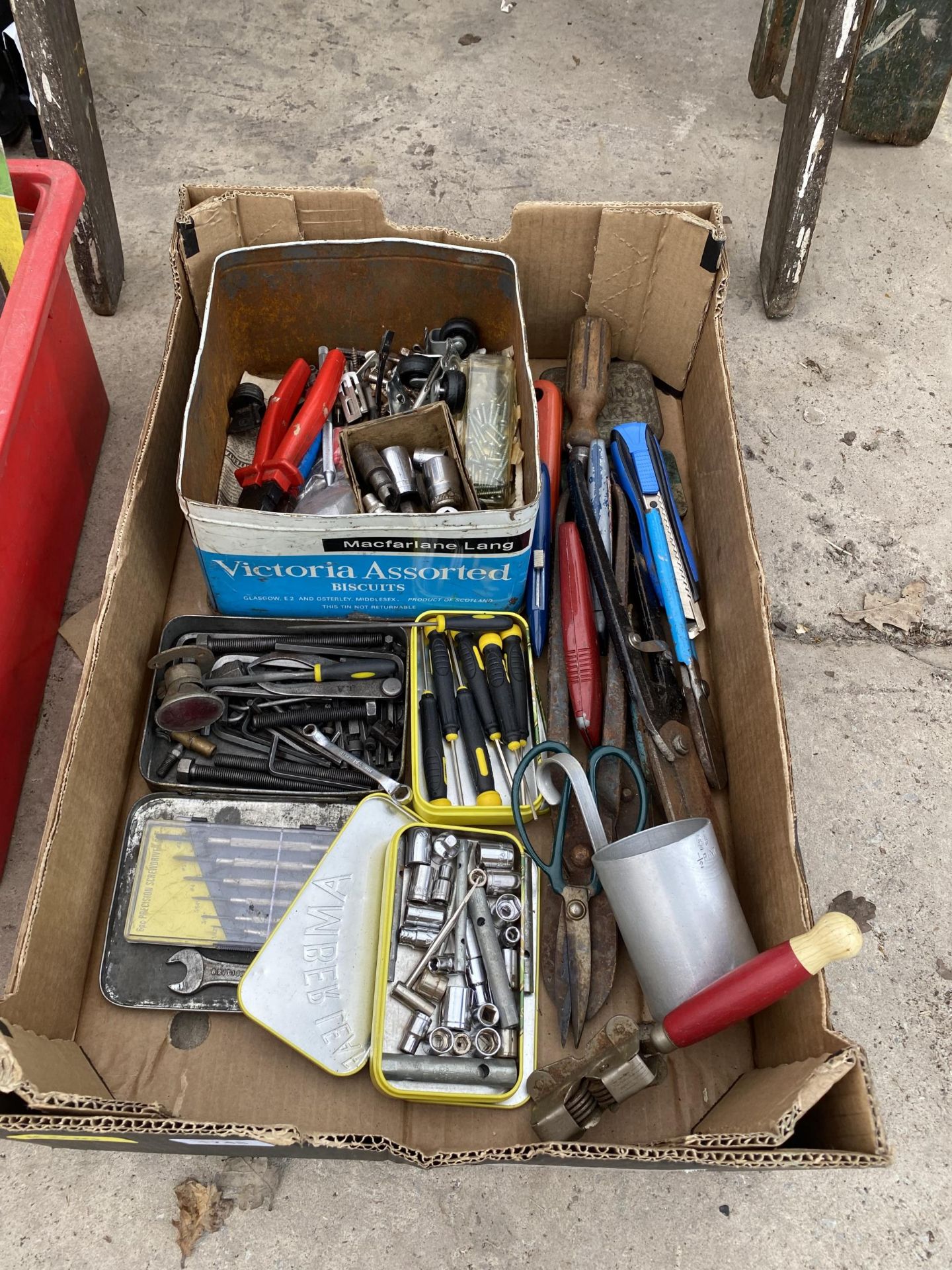 AN ASSORTMENT OF TOOLS TO INCLUDE SOCKETS, SCREW DRIVERS AND ALAN KEYS ETC