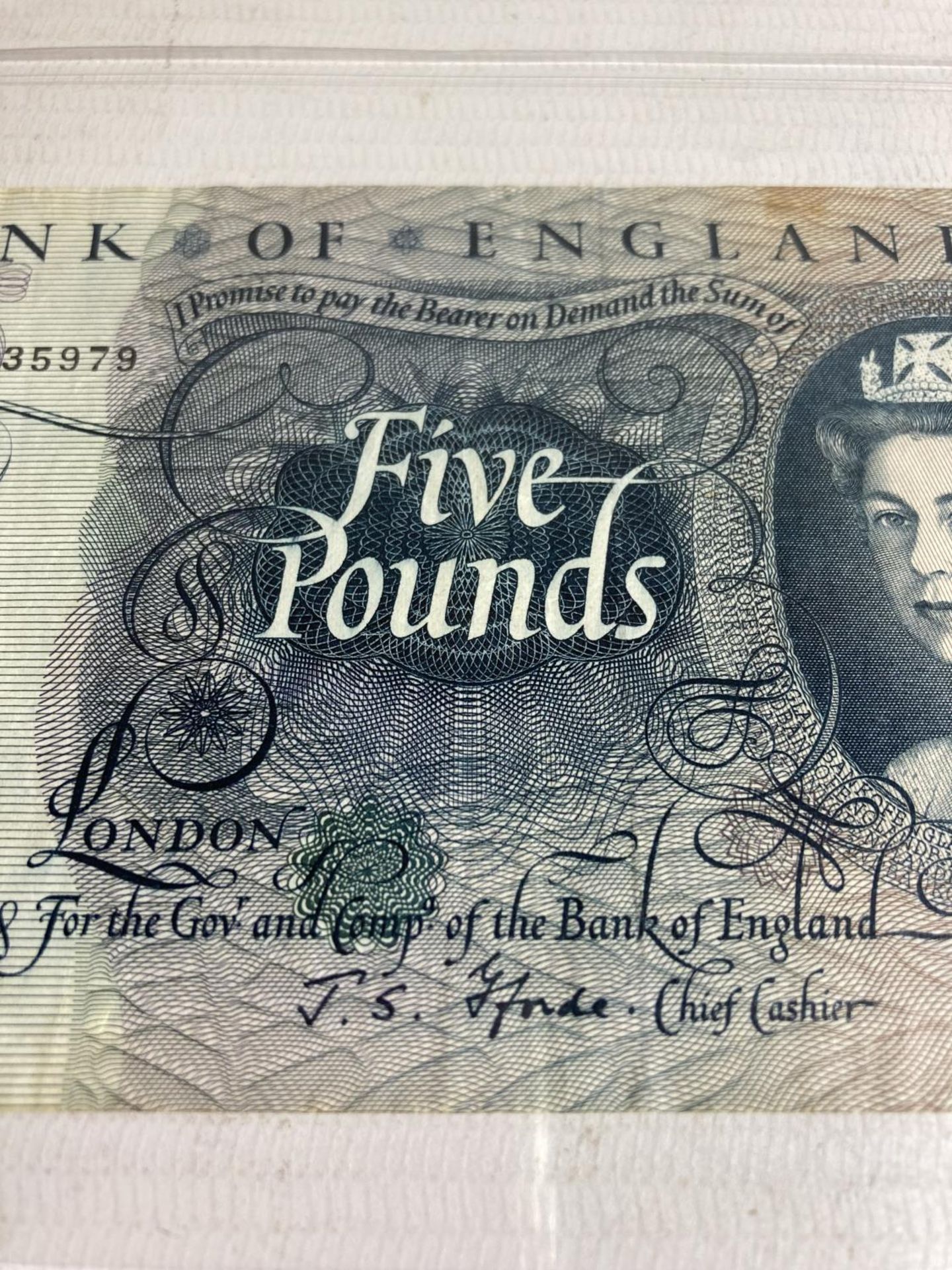 THREE BANK OF ENGLAND FIVE POUND NOTES TO INCLUDE A SIGNED STANDISH FORDE (1966-1970) AND TWO - Bild 3 aus 4