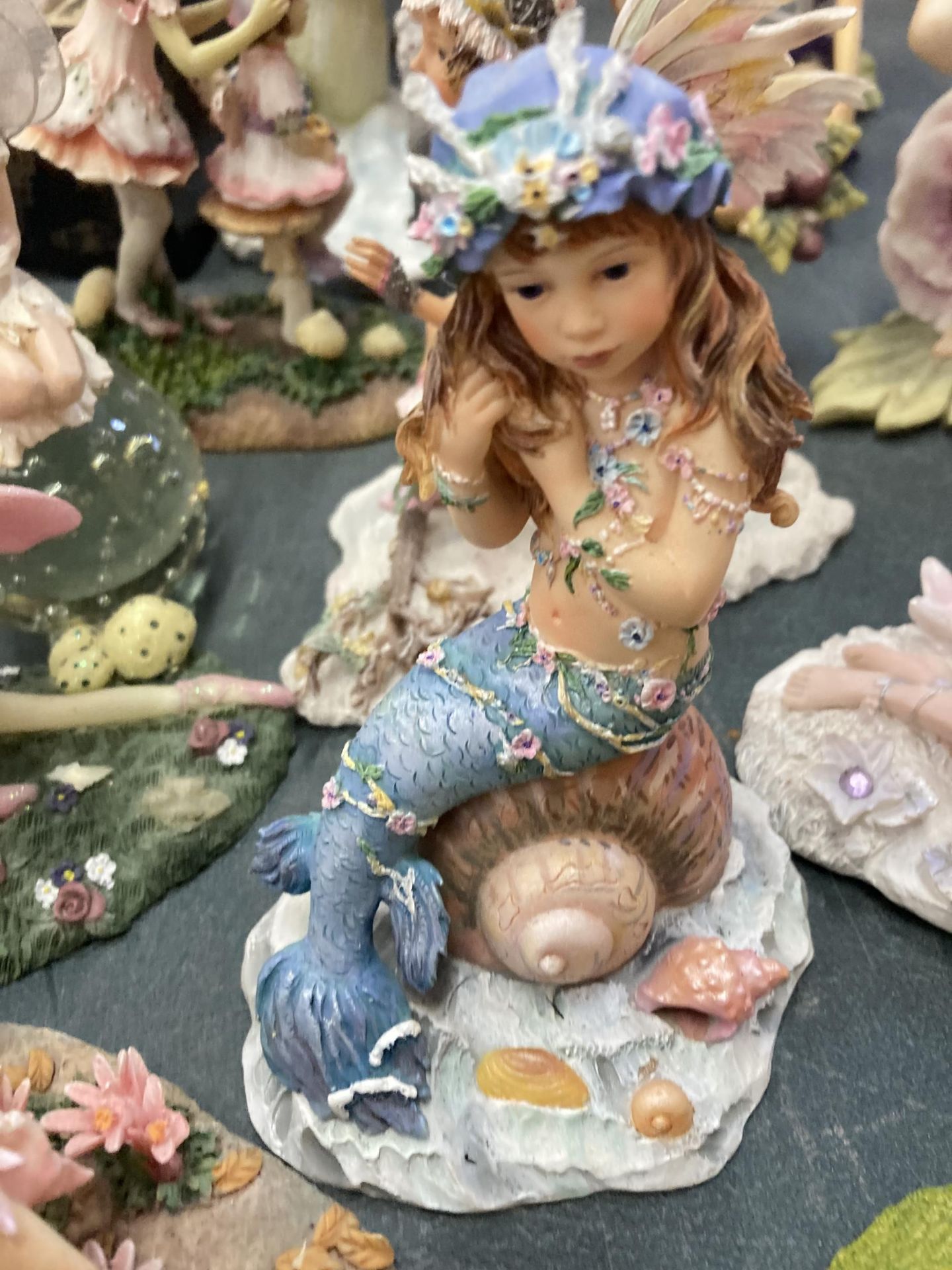 A COLLECTION FAIRY RESIN FIGURES - Image 5 of 5