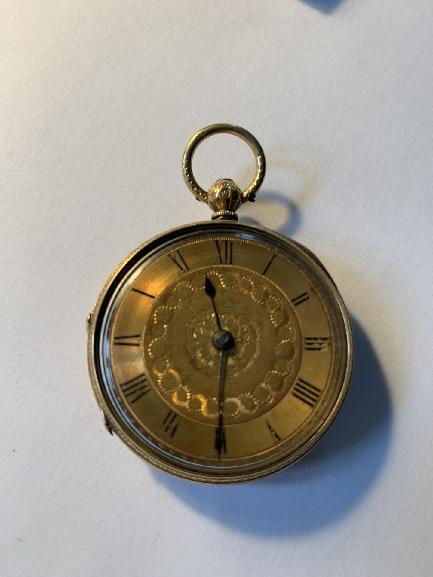 AN 18 CARAT GOLD MARKED CHESTER POCKET WATCH WITH DECORATIVE FACE AND ROMAN NUMERALS, KEY AND - Image 2 of 7