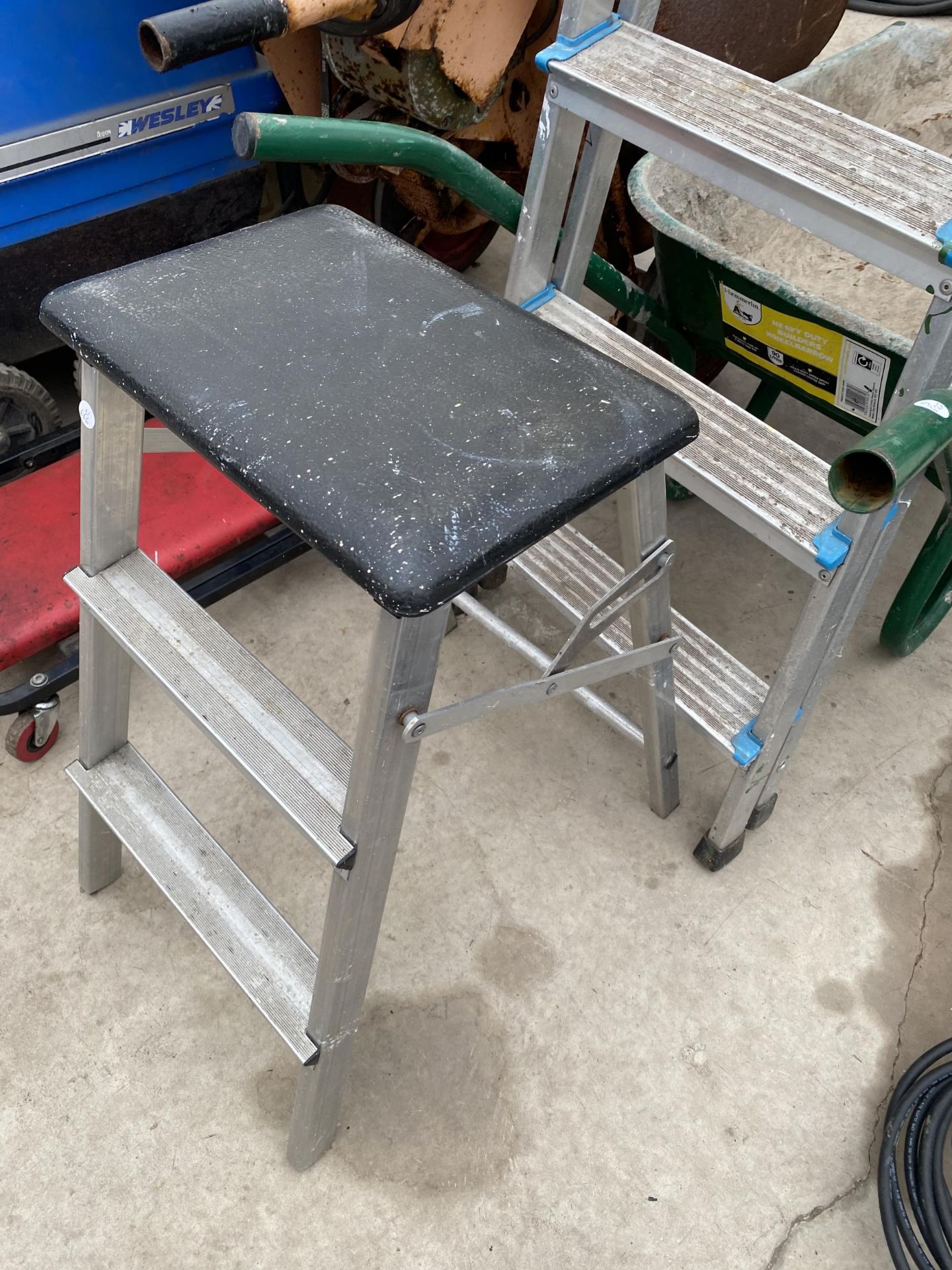 A BELDRAY FOUR RUNG ALUMINIUM STEP LADDER AND A TWO RUNG STEP STOOL - Image 2 of 2