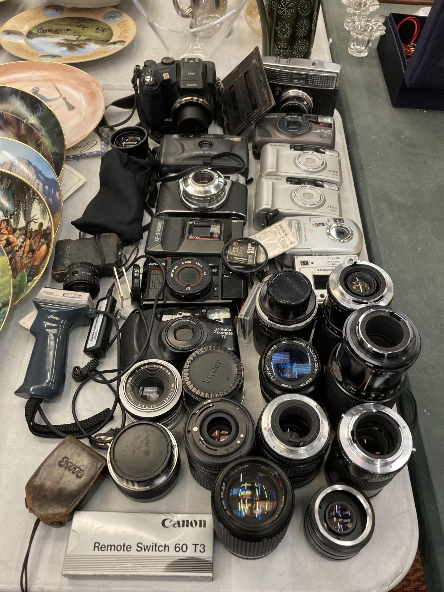 A COLLECTION OF CAMERAS TO INCLUDE A FUJIFILM S7000, RICOH, LENS' ETC