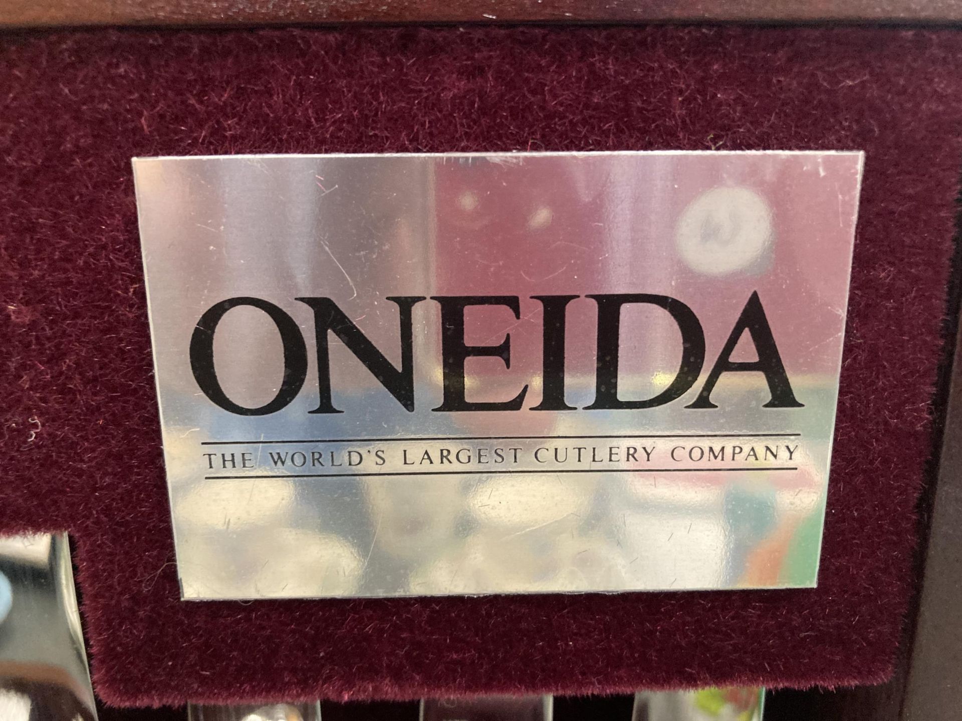 AN ONEIDA CANTEEN OF CUTLERY IN A WOODEN BOX - Image 3 of 4
