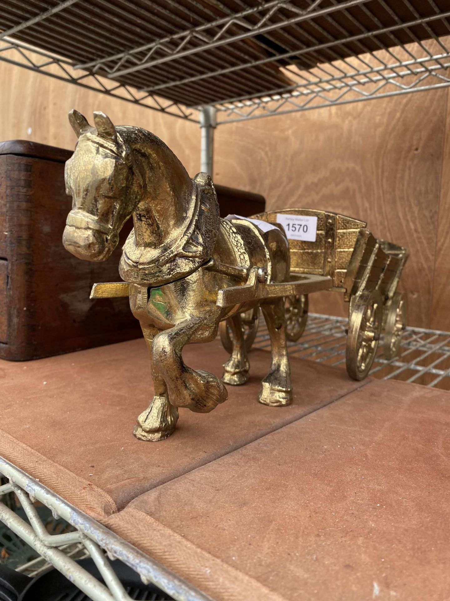 A VINTAGE HEAVY BRASS HORSE AND CART - Bild 2 aus 4