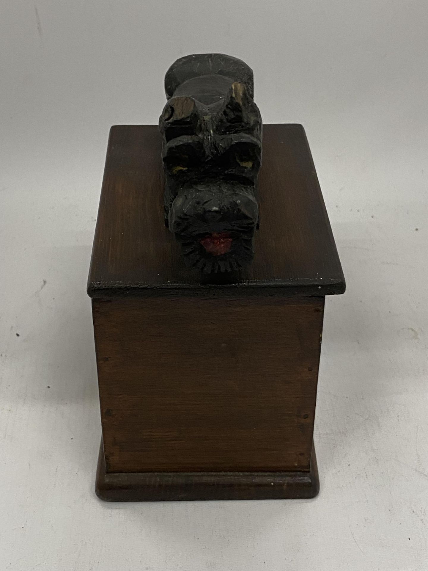 A VINTAGE MAHOGANY BOX WITH A CARVED DOG TO THE TOP, WITH NODDING HEAD - Image 2 of 4