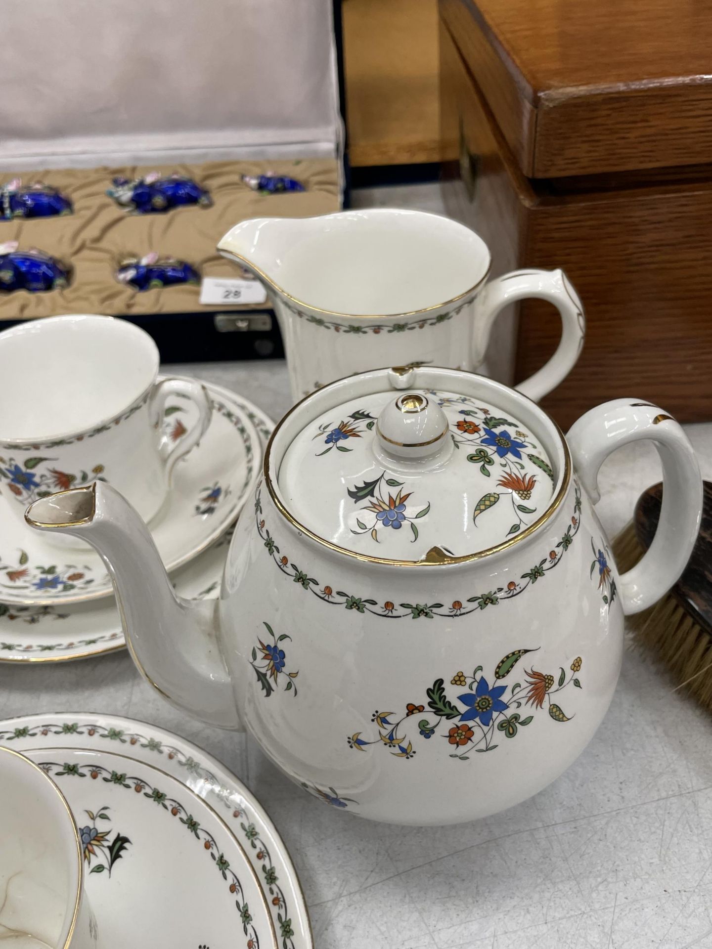 A SHELLEY 'CHELSEA' PATTERN PART TEA SET, TEAPOT, CREAM JUG, CUPS AND SAUCERS ETC - Image 2 of 5