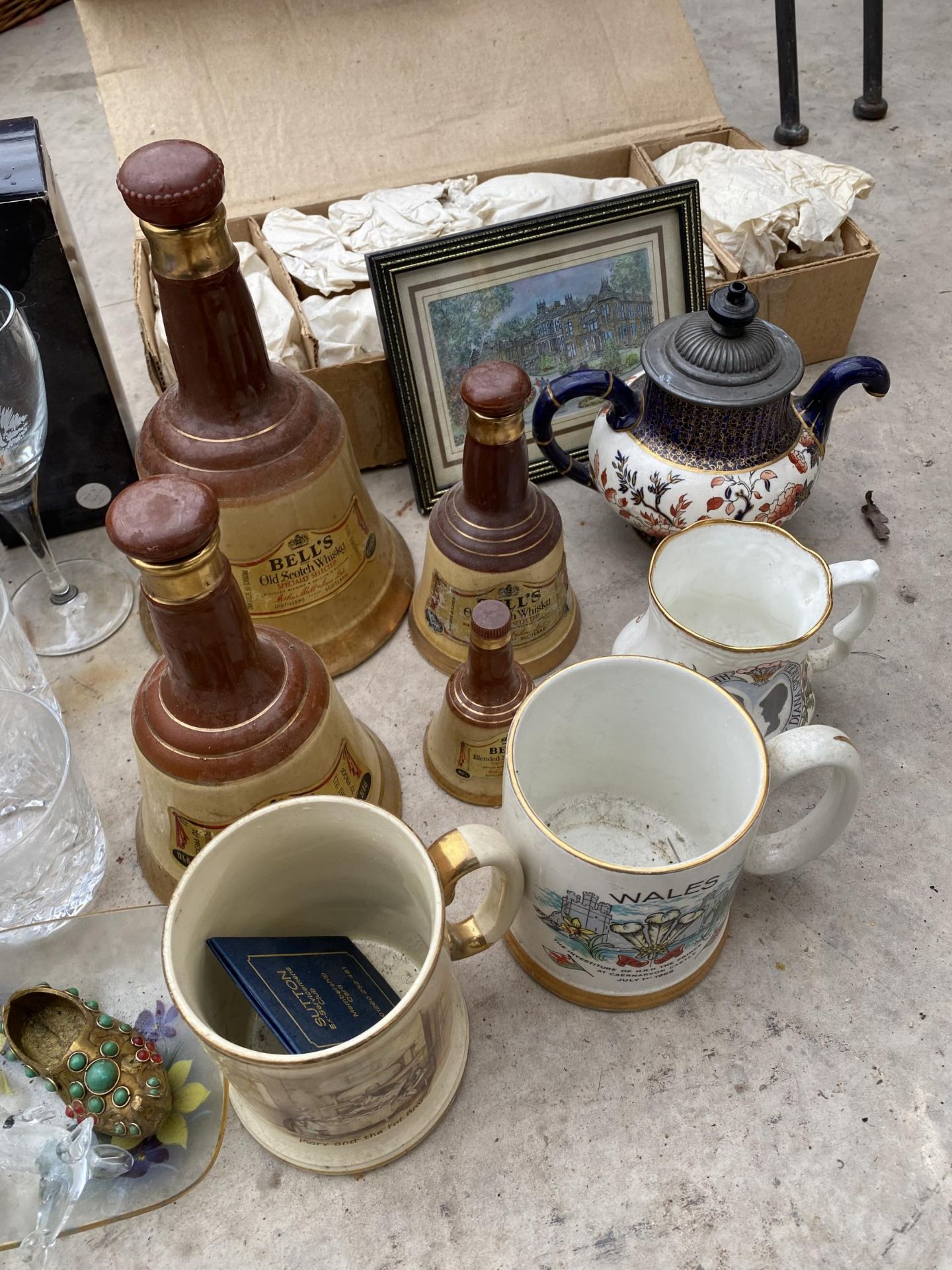 AN ASSORTMENT OF ITEMS TO INCLUDE GLASS WARE AND CERAMICS ETC - Image 3 of 3