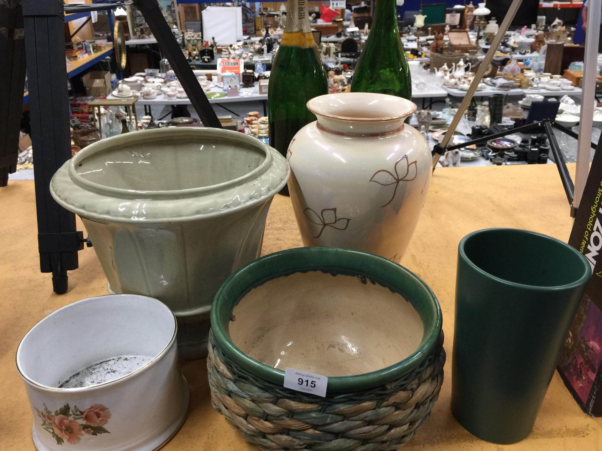 A QUANTITY OF CERAMIC PLANTERS AND VASES - Image 2 of 5