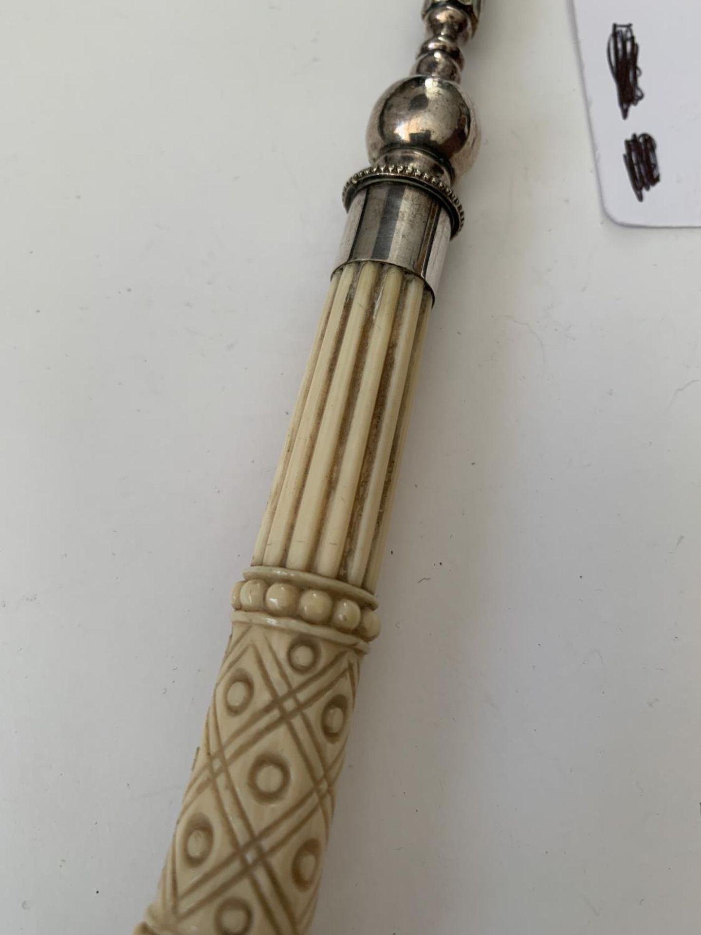 A CARVED BONE HANDLED TOASTING FORK - Image 4 of 4