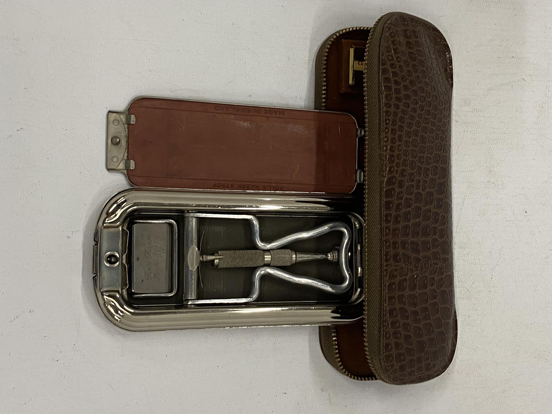 A VINTAGE GENTLEMAN'S ROLLS RAZOR, COMPLETE WITH CASE - Bild 3 aus 4