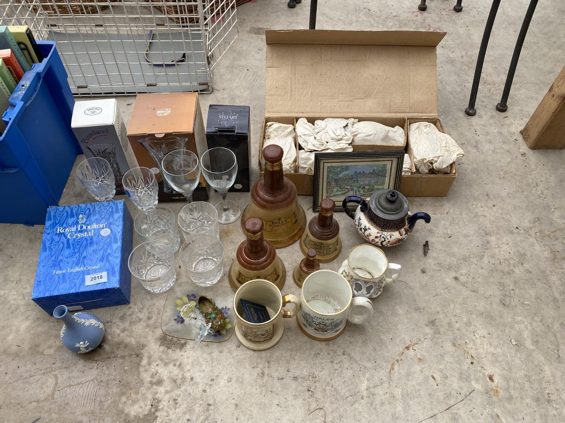 AN ASSORTMENT OF ITEMS TO INCLUDE GLASS WARE AND CERAMICS ETC