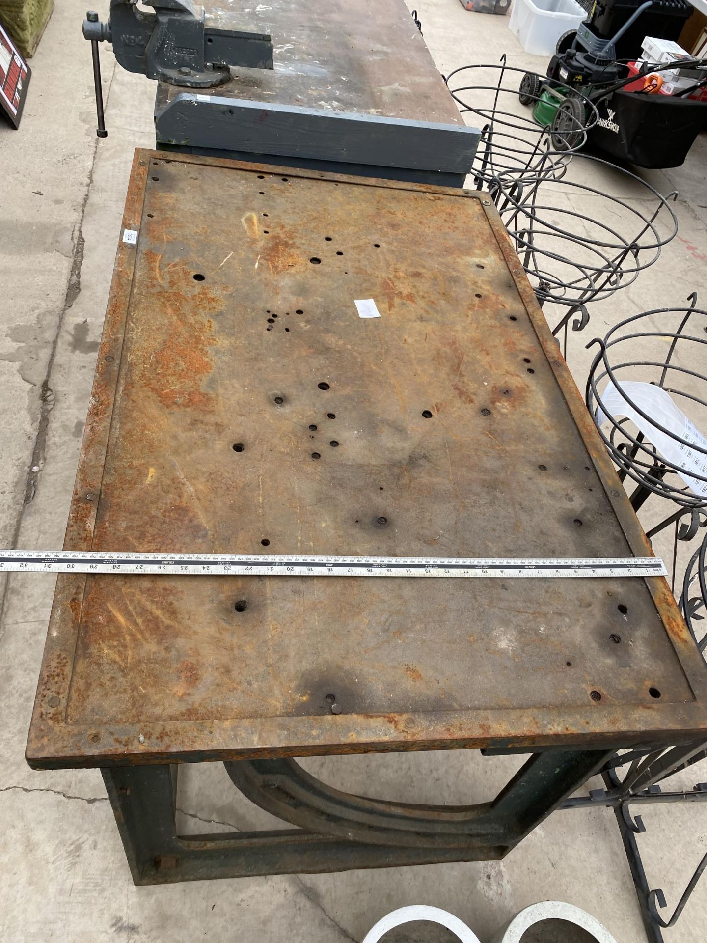 A HEAVY INDUSTRIAL METAL WORK BENCH - Image 3 of 5