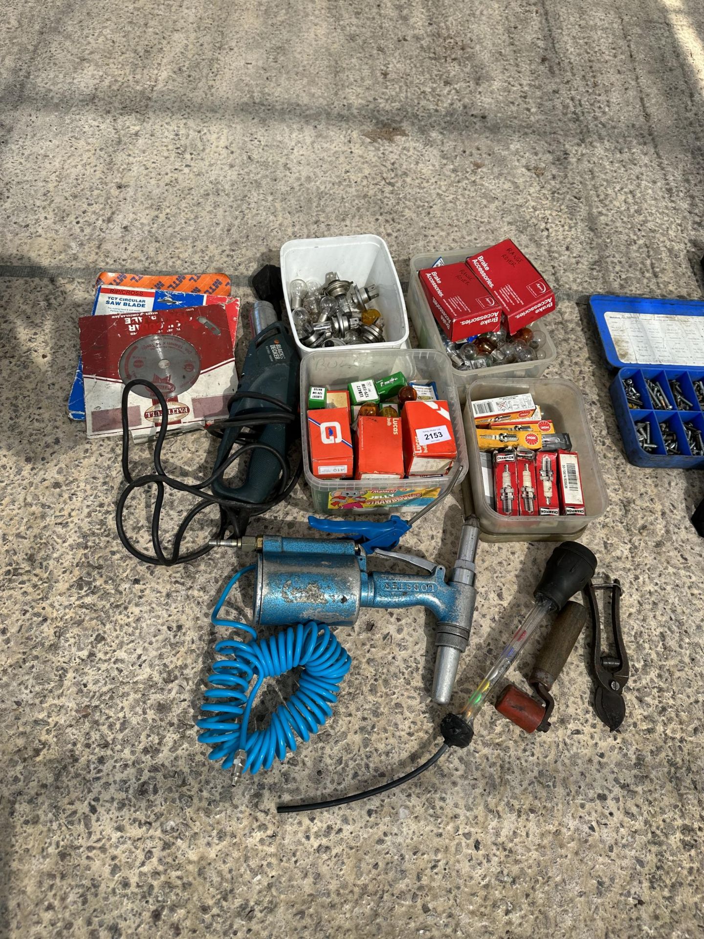 AN ASSORTMENT OF TOOLS TO INCLUDE VEHICLE LIGHT BULBS, A HEAT GUN AND A COMPRESSOR ATTATCHMENT ETC
