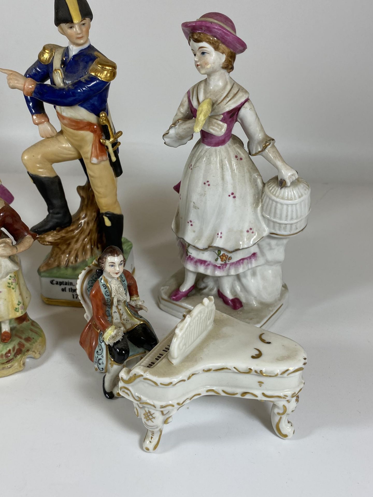 A COLLECTION OF CONTINENTAL FIGURES TO INCLUDE 'MZ' DRESDEN PIANO PLAYER, OFFICER SOLDIER FIGURE ETC - Image 3 of 5