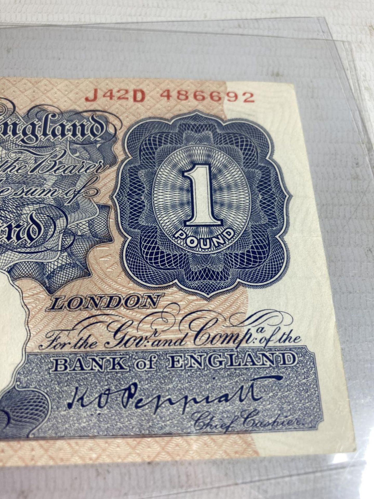THREE BANK OF ENGLAND ONE POUND NOTES SIGNED PEPPIATT (1934-1949) - Bild 7 aus 8