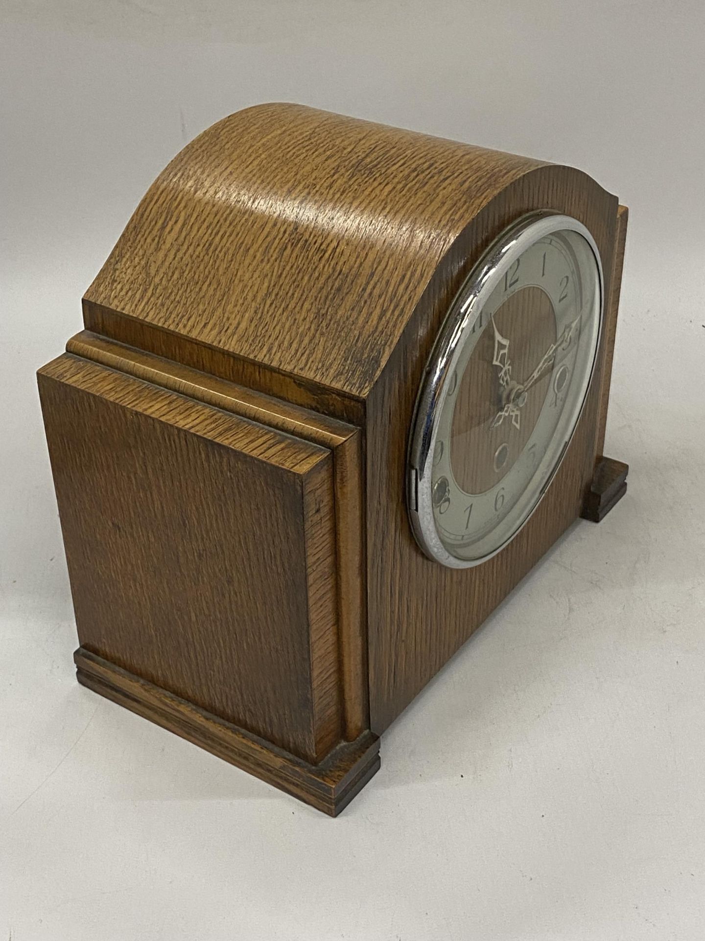 A VINTAGE MAHOGANY CASED WESTMINSTER CHIMING MANTLE CLOCK - Image 2 of 4