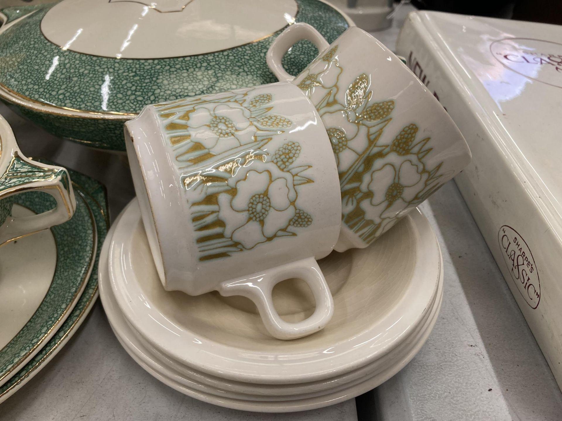 A QUANTITY OF J & G MEAKIN 'FLORIDA' DINNERWARE TO INCLUDE SERVING TUREENS AND PLATES, HORNSEA - Image 3 of 4