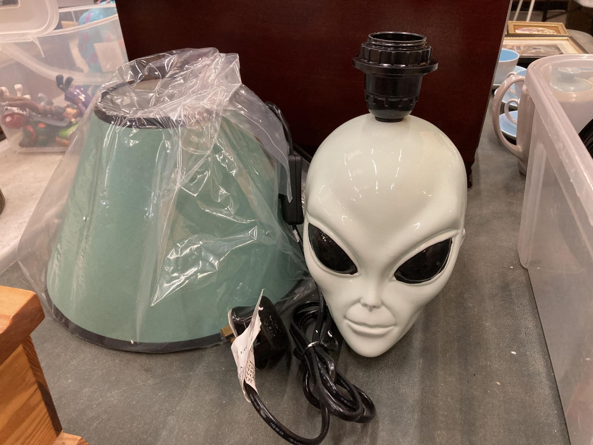 AN 'ALIEN' TABLE LAMP WITH SHADE - AS NEW IN BOX